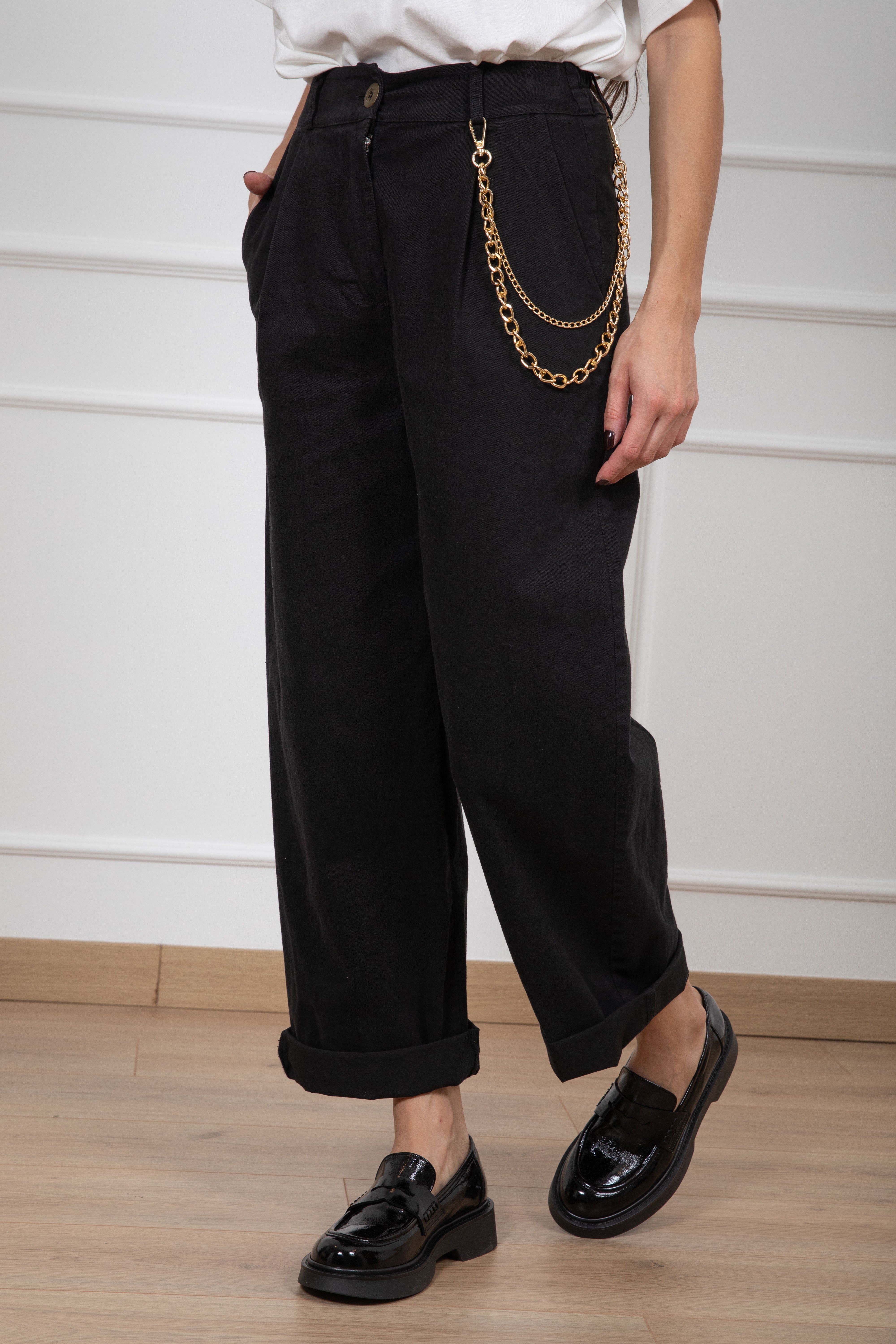 Pantalone carrot-fit con charms catena Susy Mix