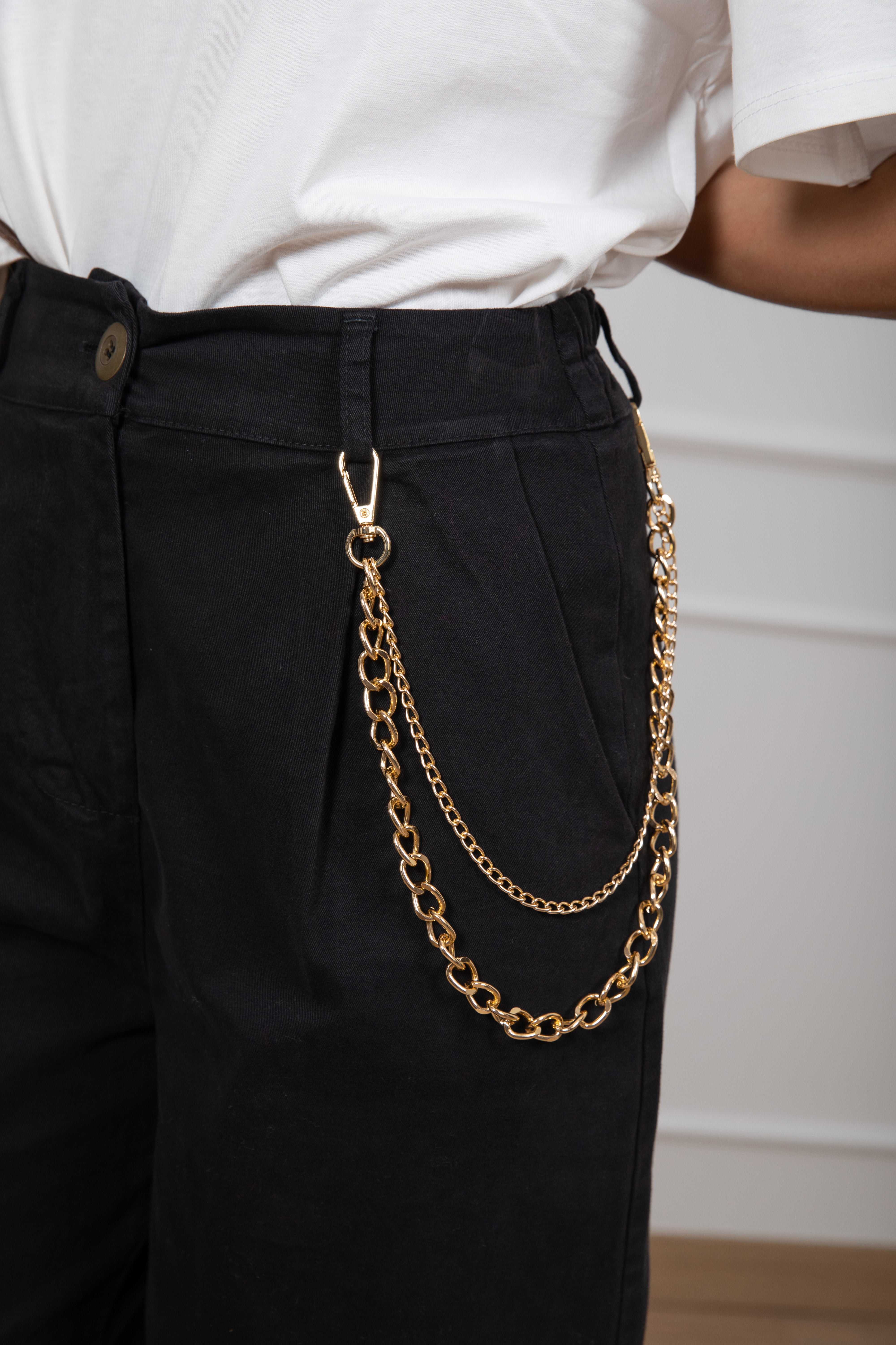 Pantalone carrot-fit con charms catena Susy Mix