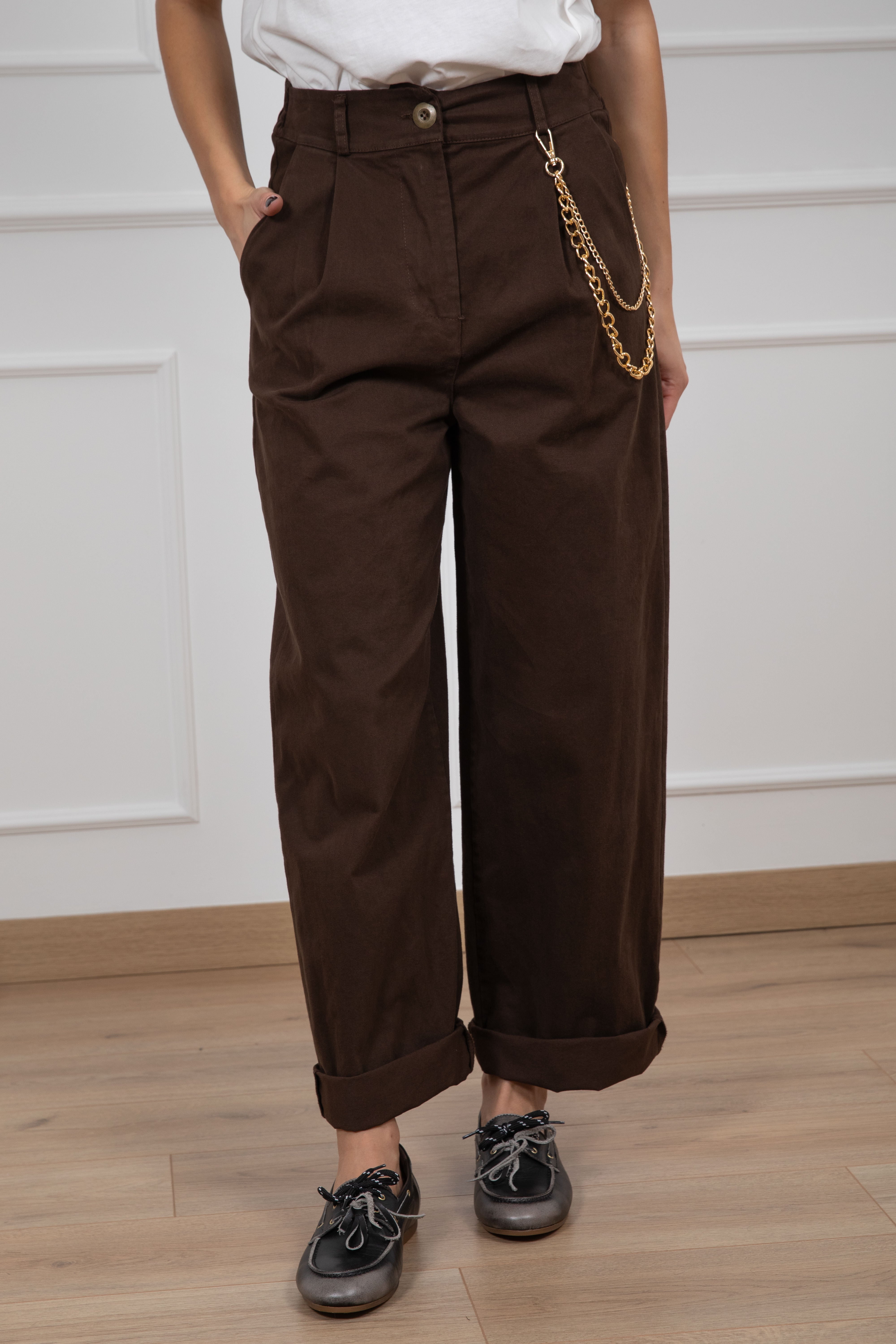 Pantalone carrot-fit con charms catena Susy Mix