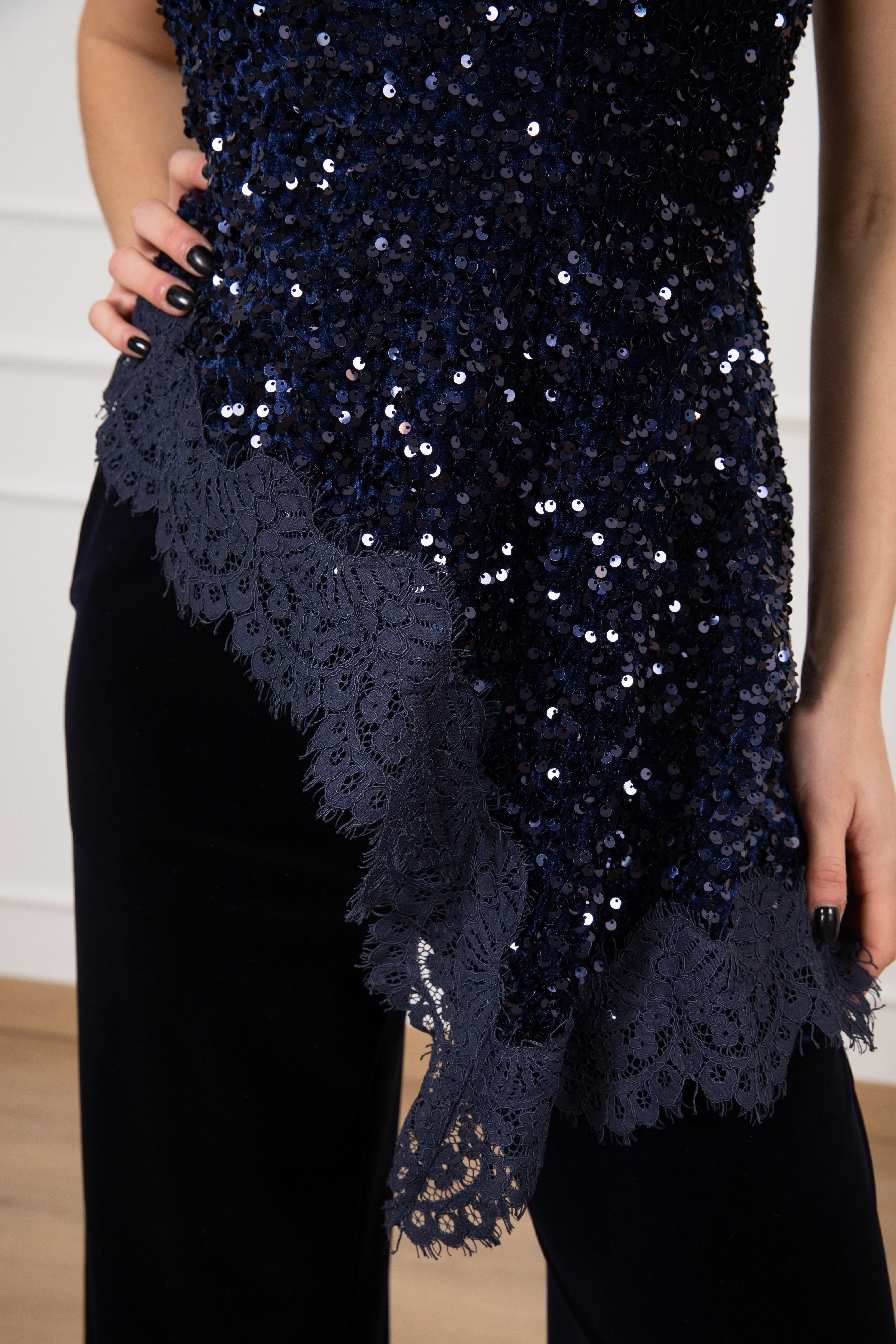 Top asimmetrico in ciniglia con paillettes e pizzo Motel