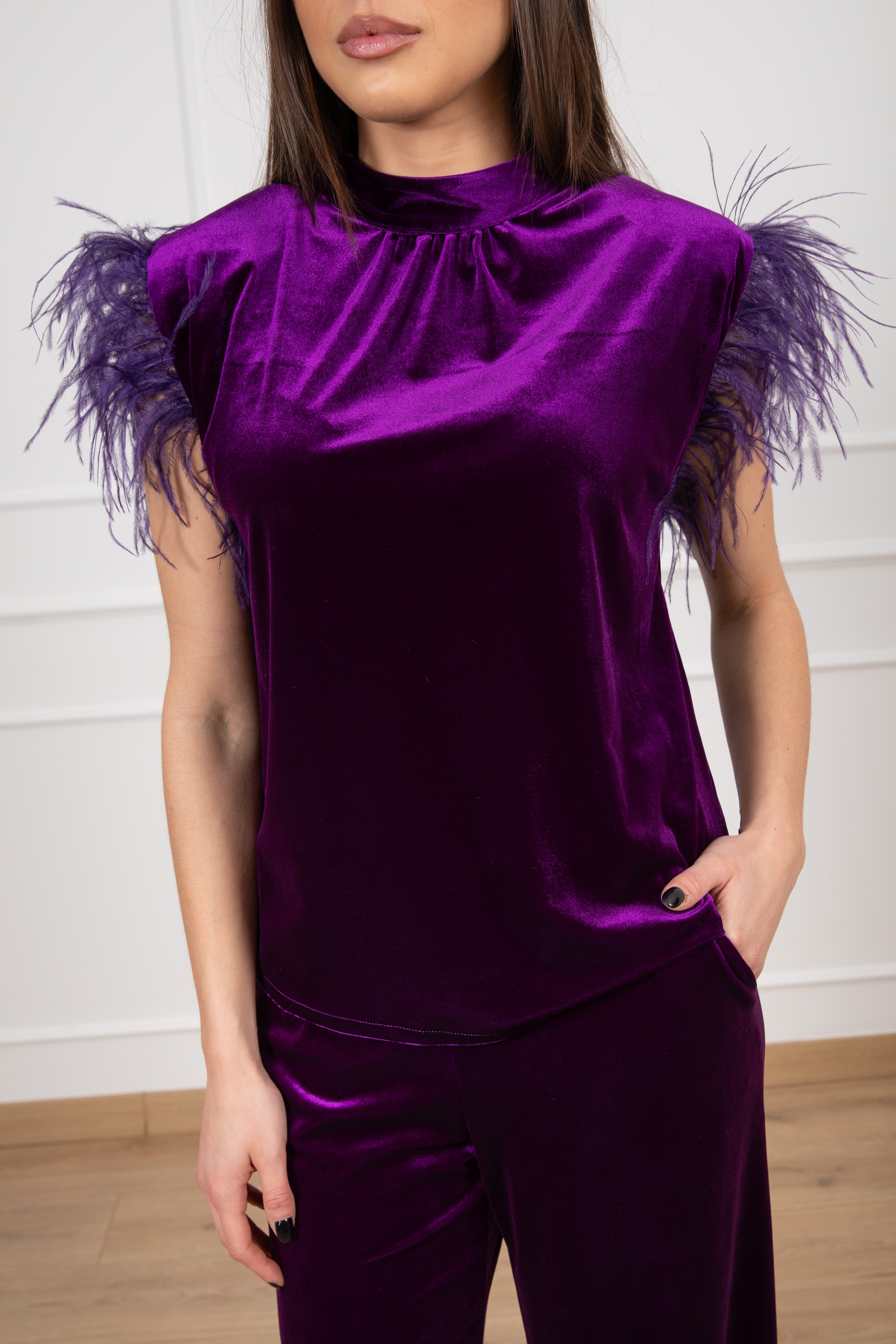 Top in ciniglia con piume Motel