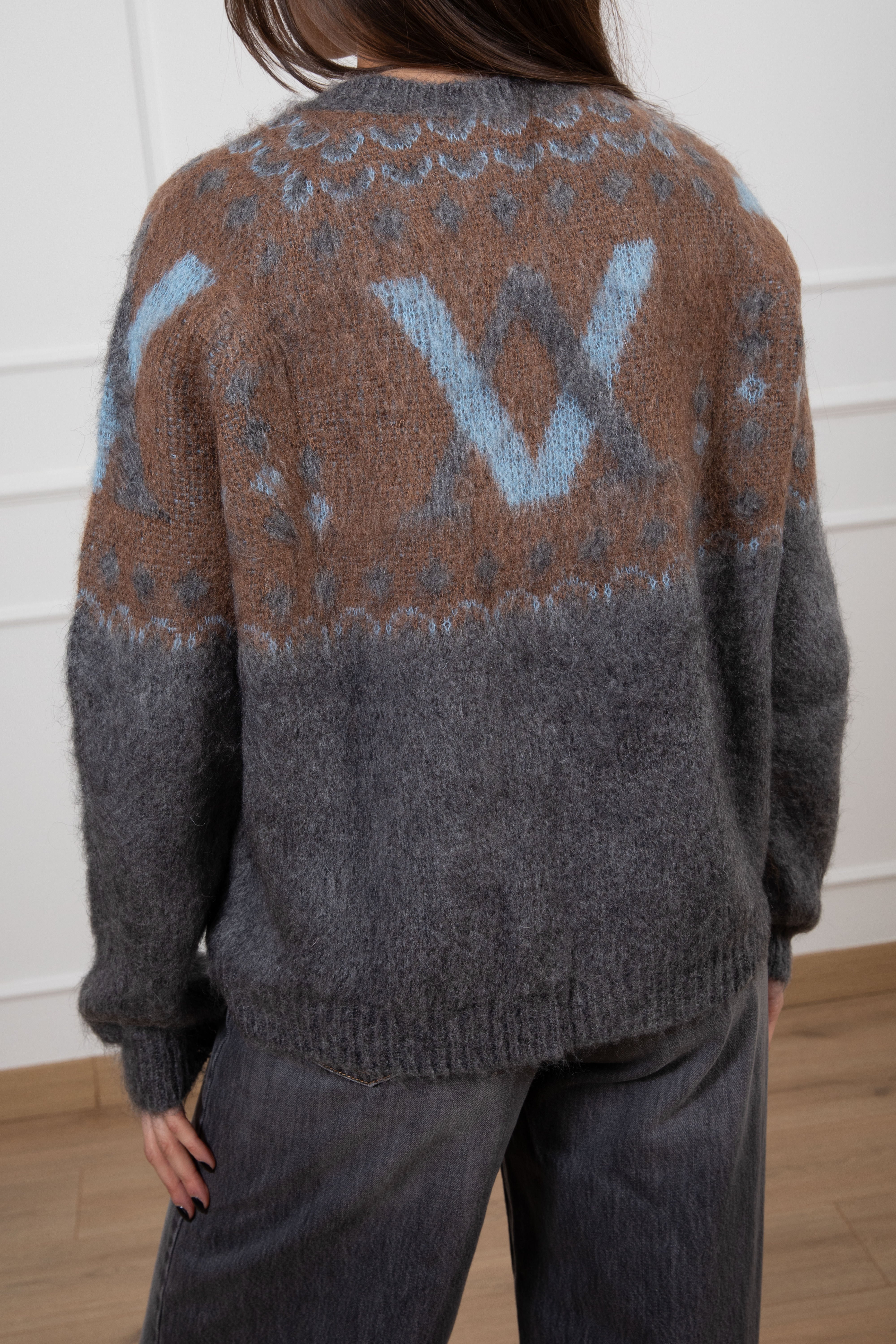 Pull multicolor con logo geometrico ViCOLO