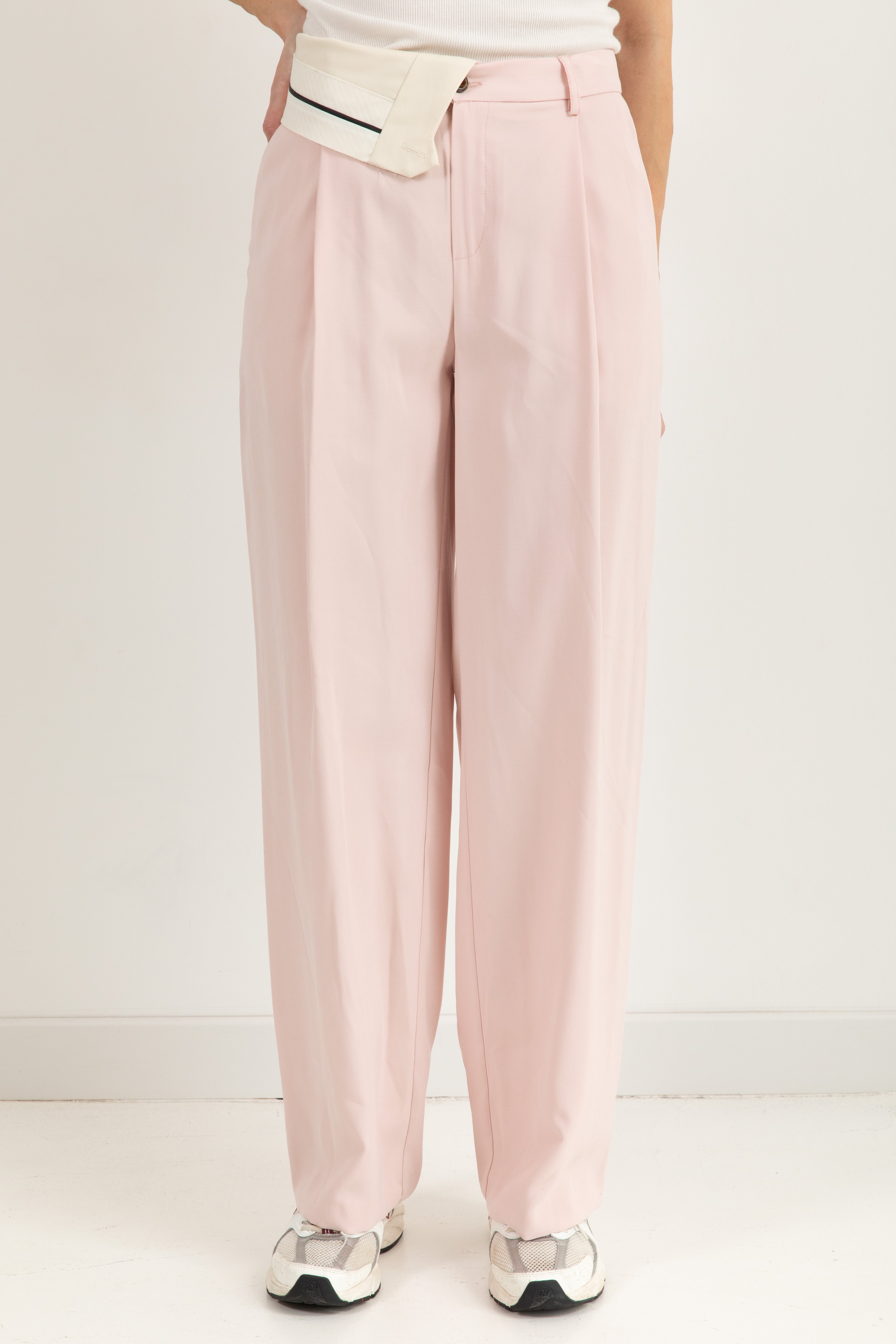 Pantalone con pinces e baschina asimmetrica Tensione IN