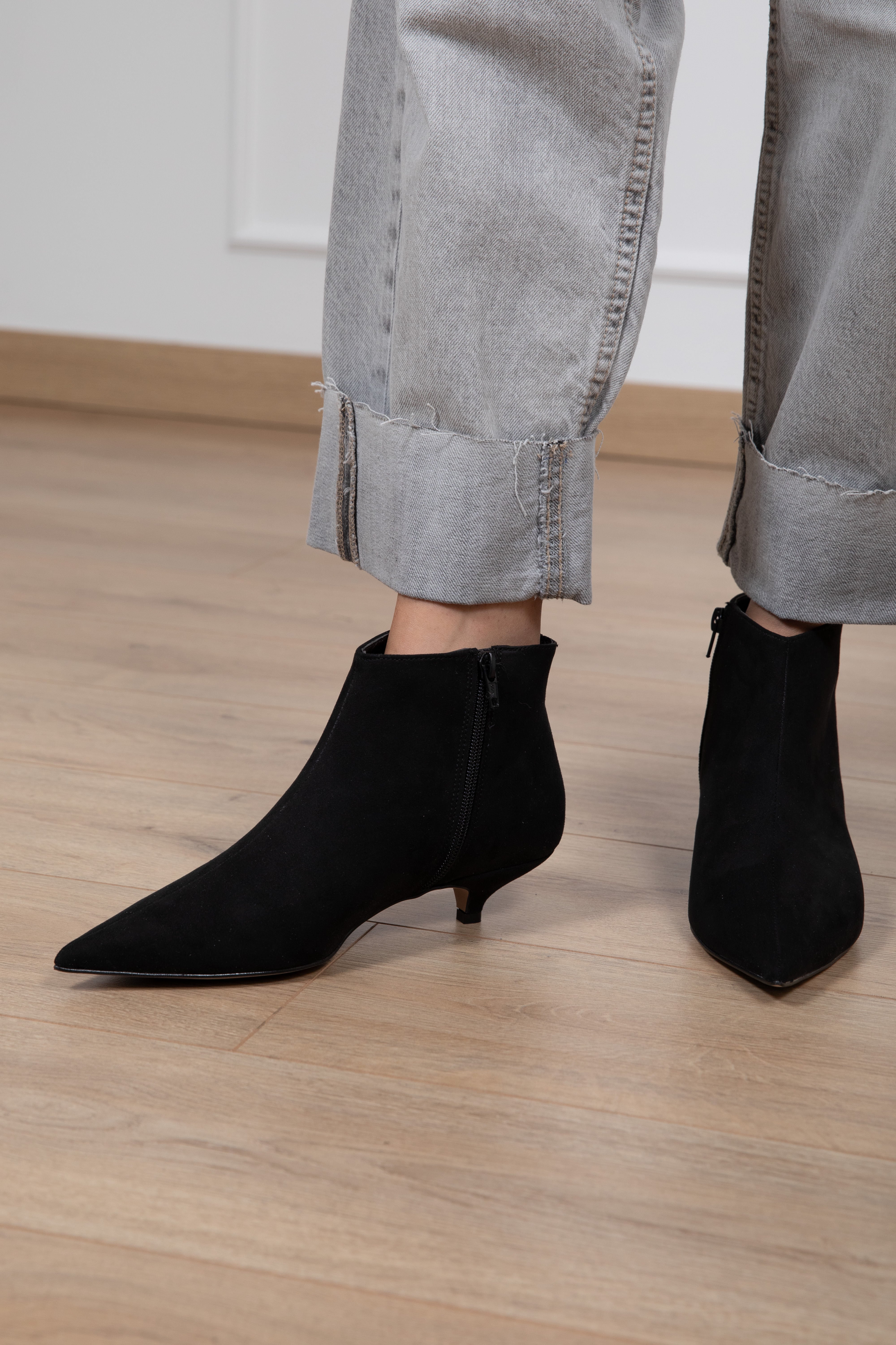 Tronchetto in camoscio con tacco basso Divine Follie