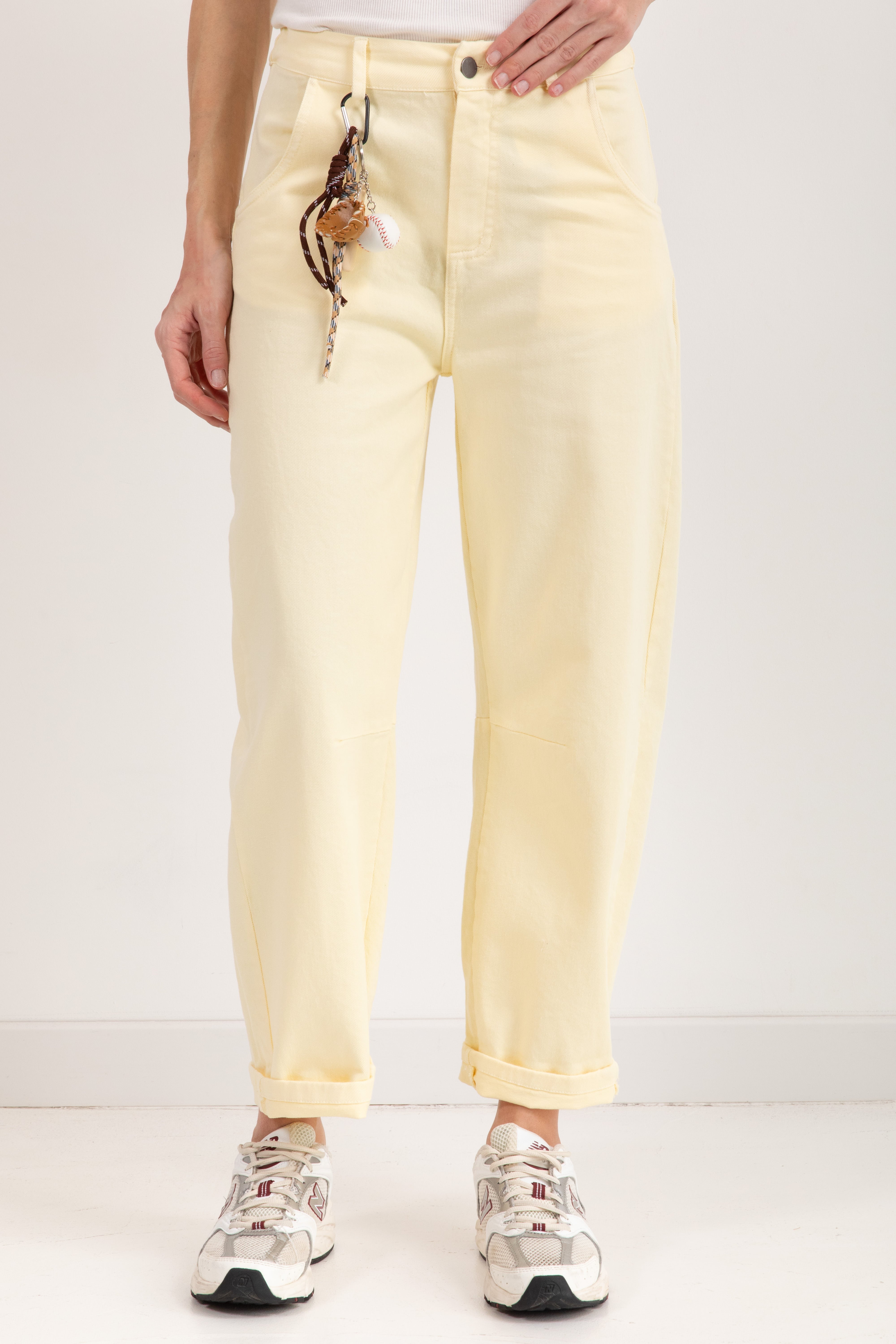 Pantalone carrot-fit con charms Tensione IN