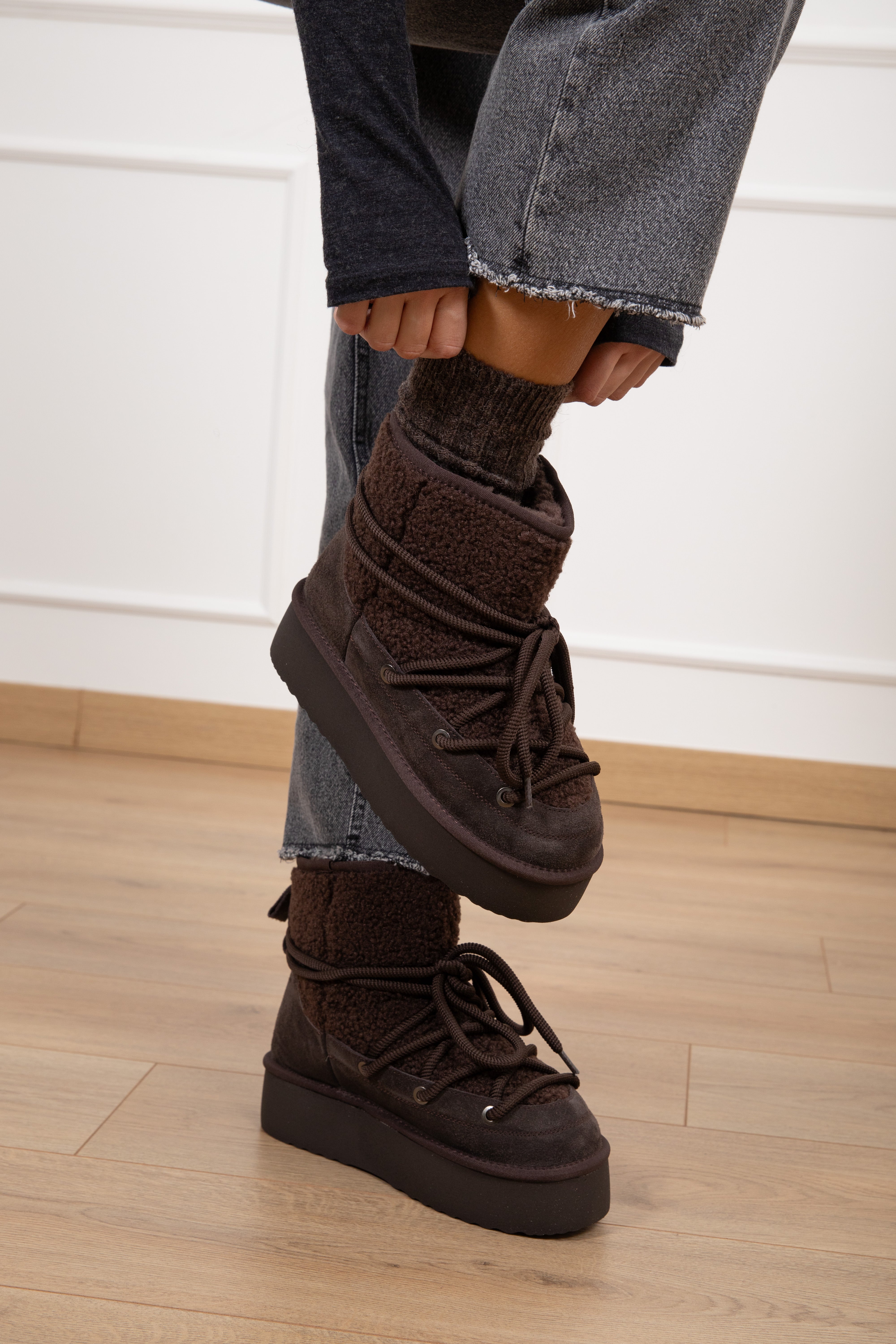 Stivaletto platform in camoscio con laccio Ovyé