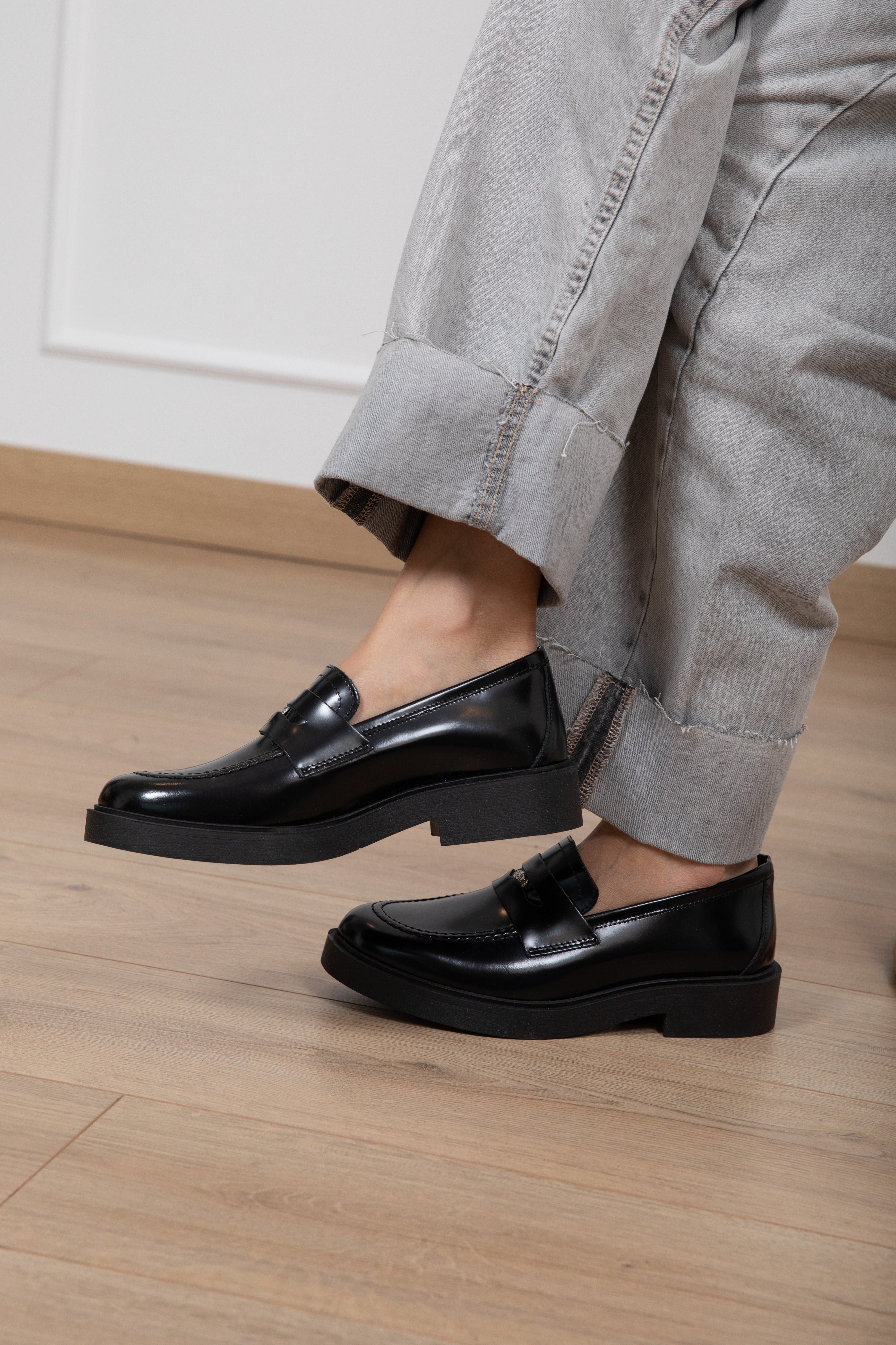 Mocassino in pelle con medaglia Divine Follie