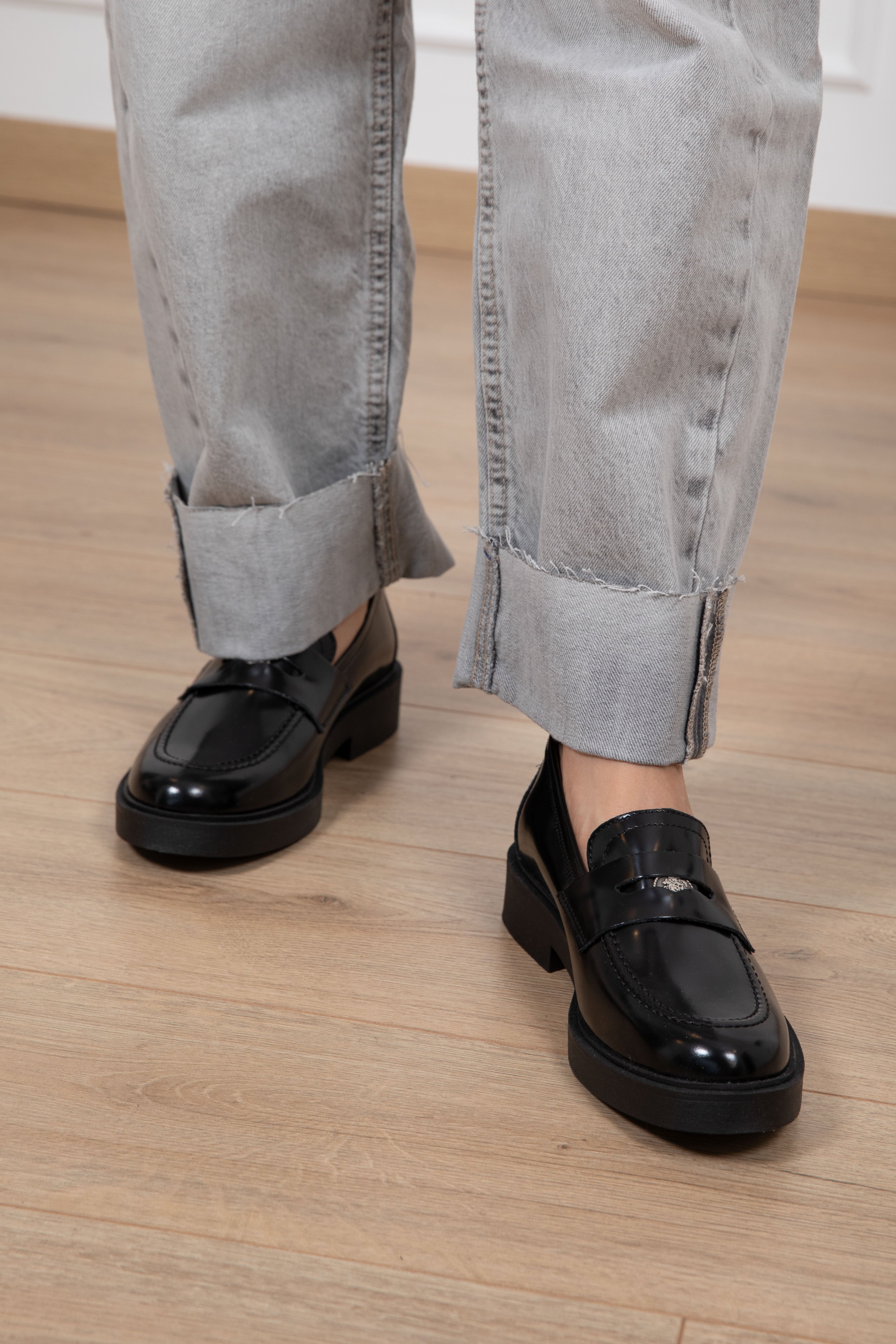 Mocassino in pelle con medaglia Divine Follie