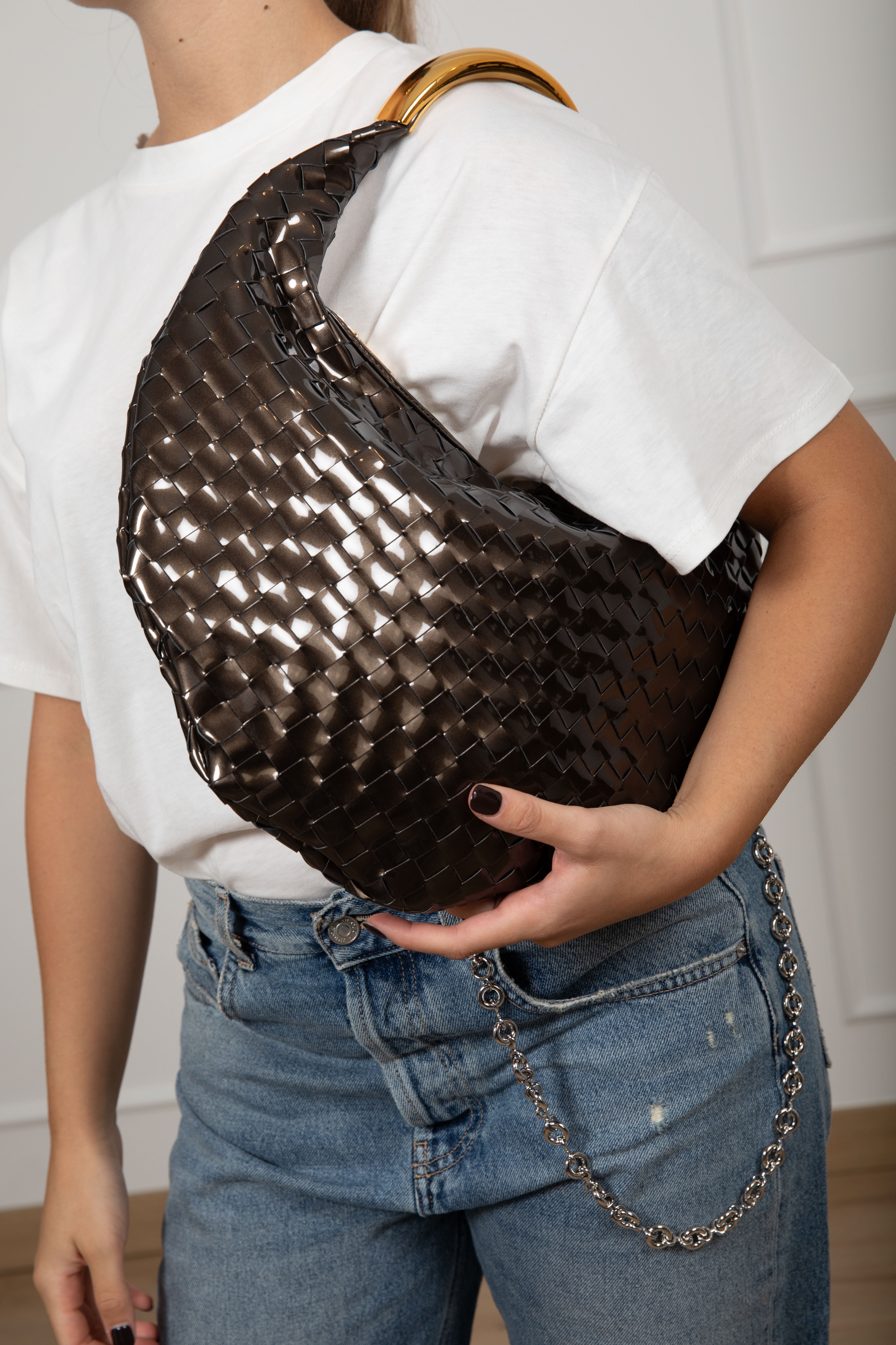 Handbag mezzaluna in vernice con intreccio