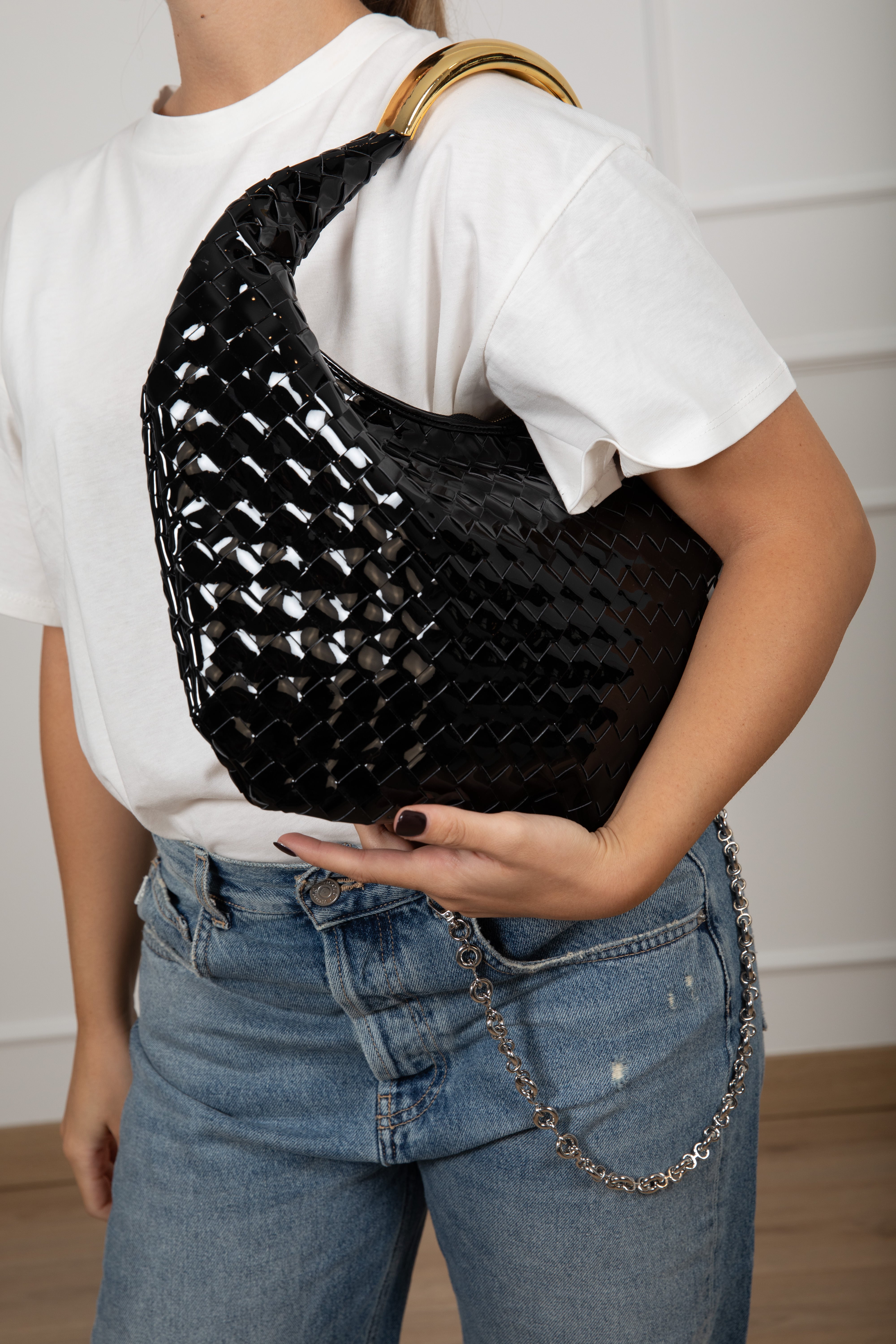 Handbag mezzaluna in vernice con intreccio