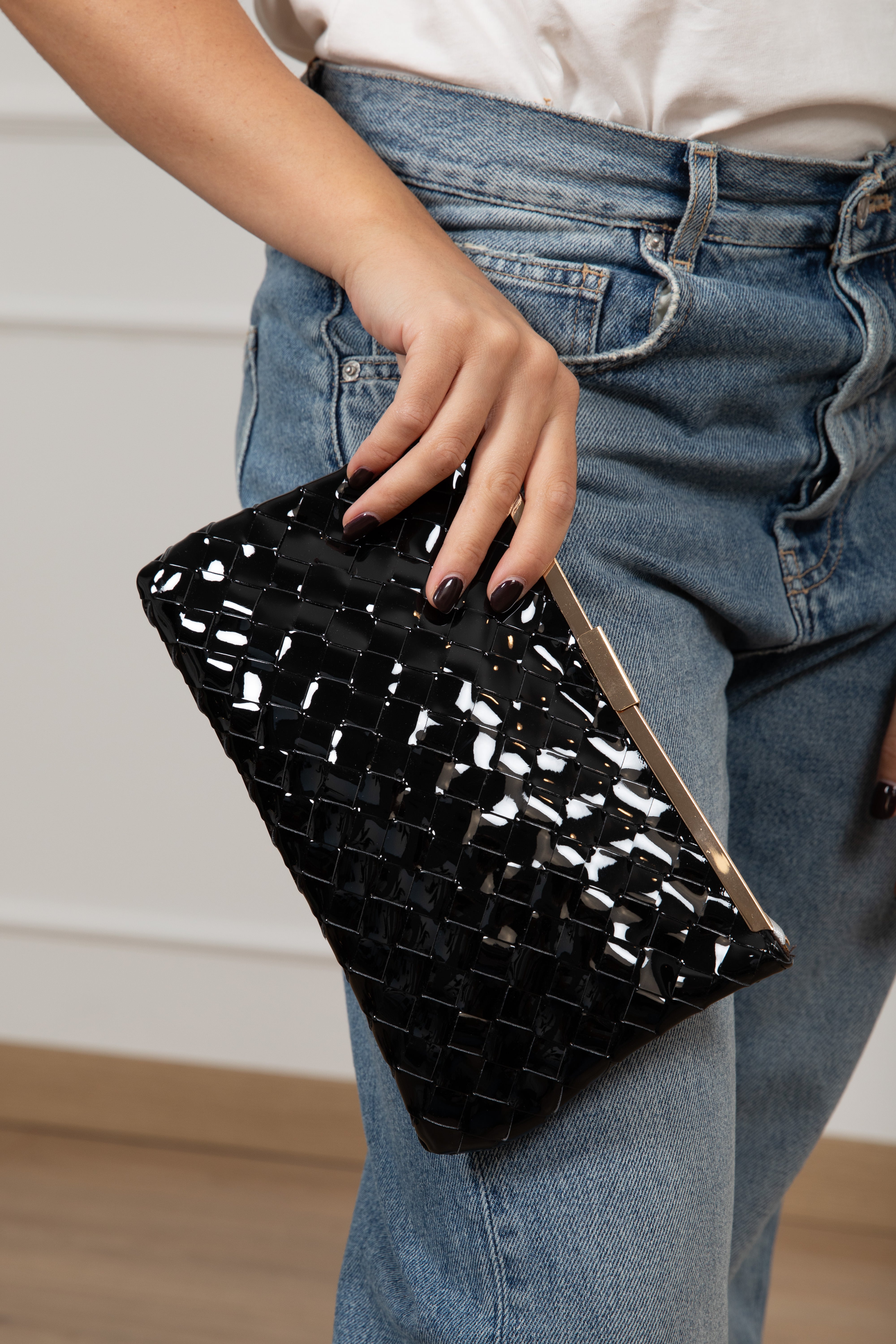 Pochette in vernice con intreccio