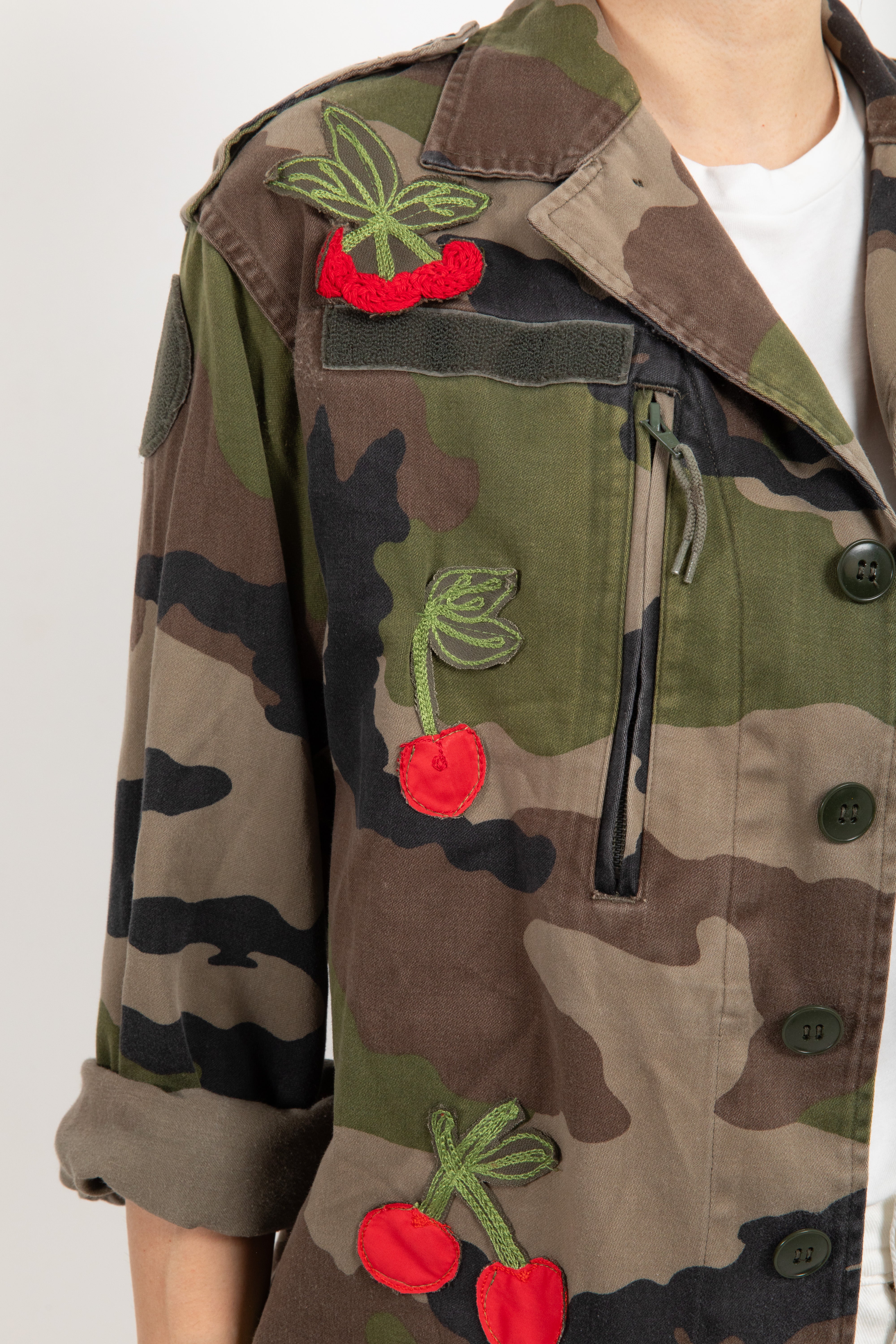 Giacca-parka camouflage con patch ciliegia Tensione IN