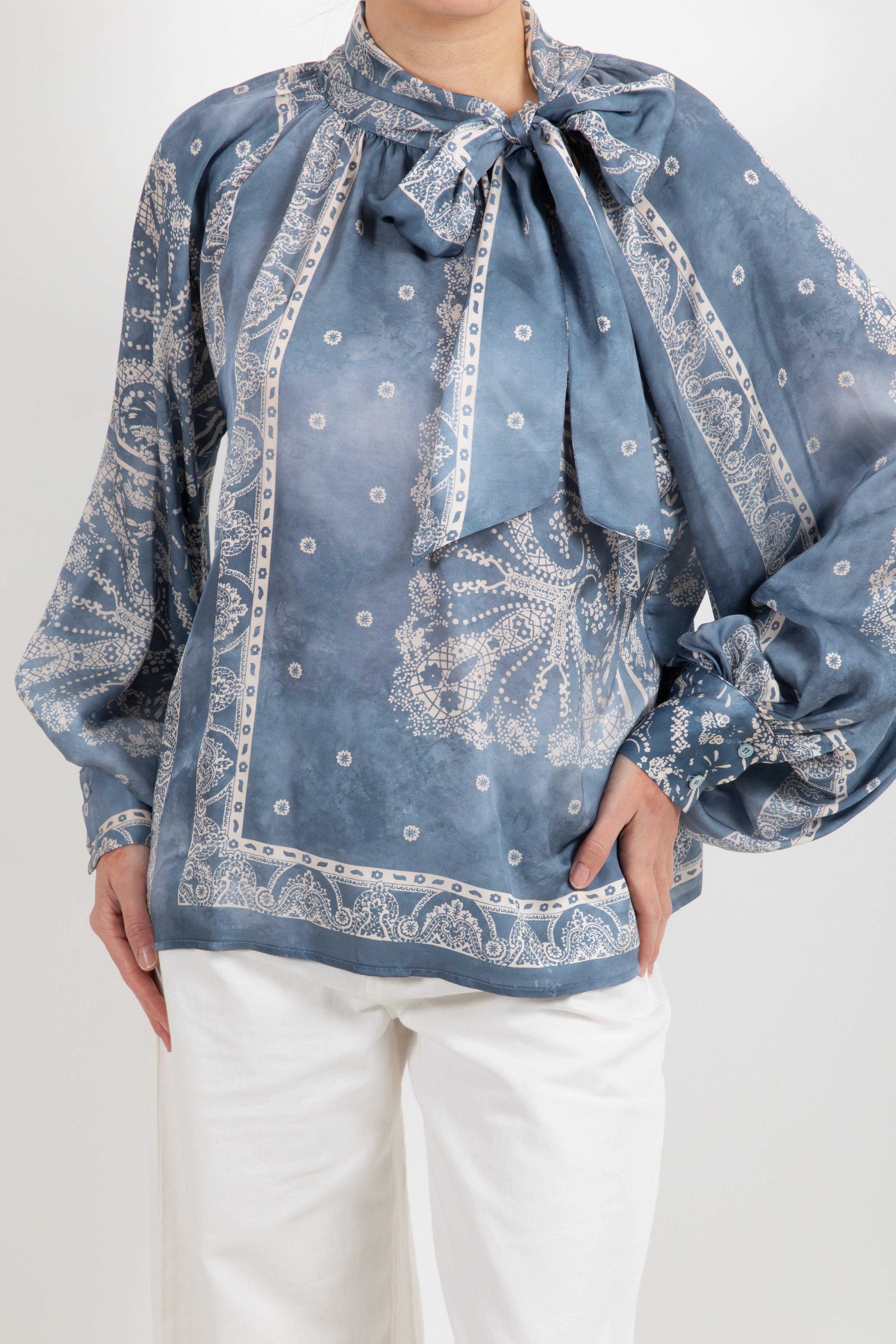 Blusa in viscosa con fiocco stampa bandana ViCOLO