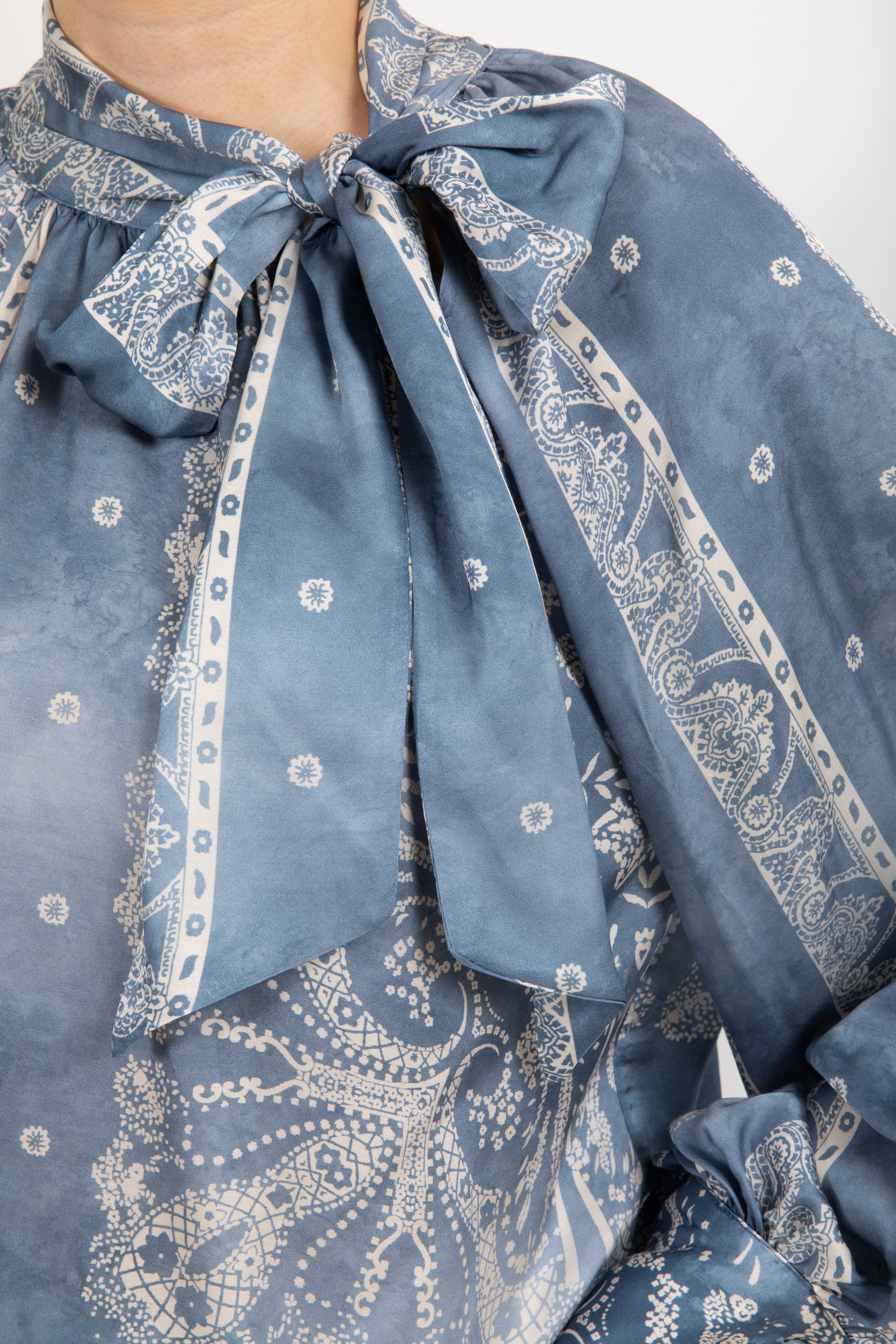 Blusa in viscosa con fiocco stampa bandana ViCOLO