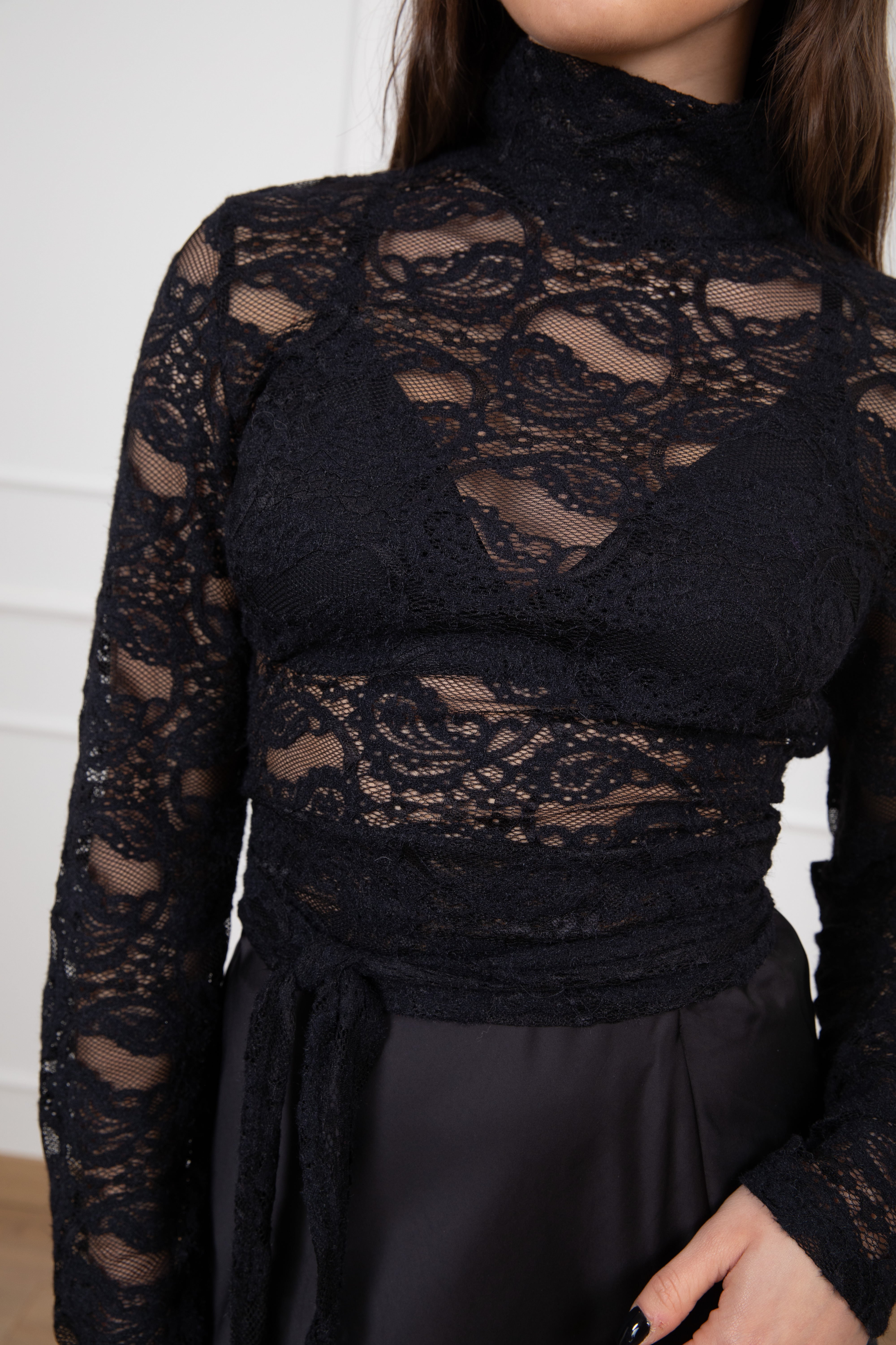 Blusa in pizzo con scollo sul retro Dixie