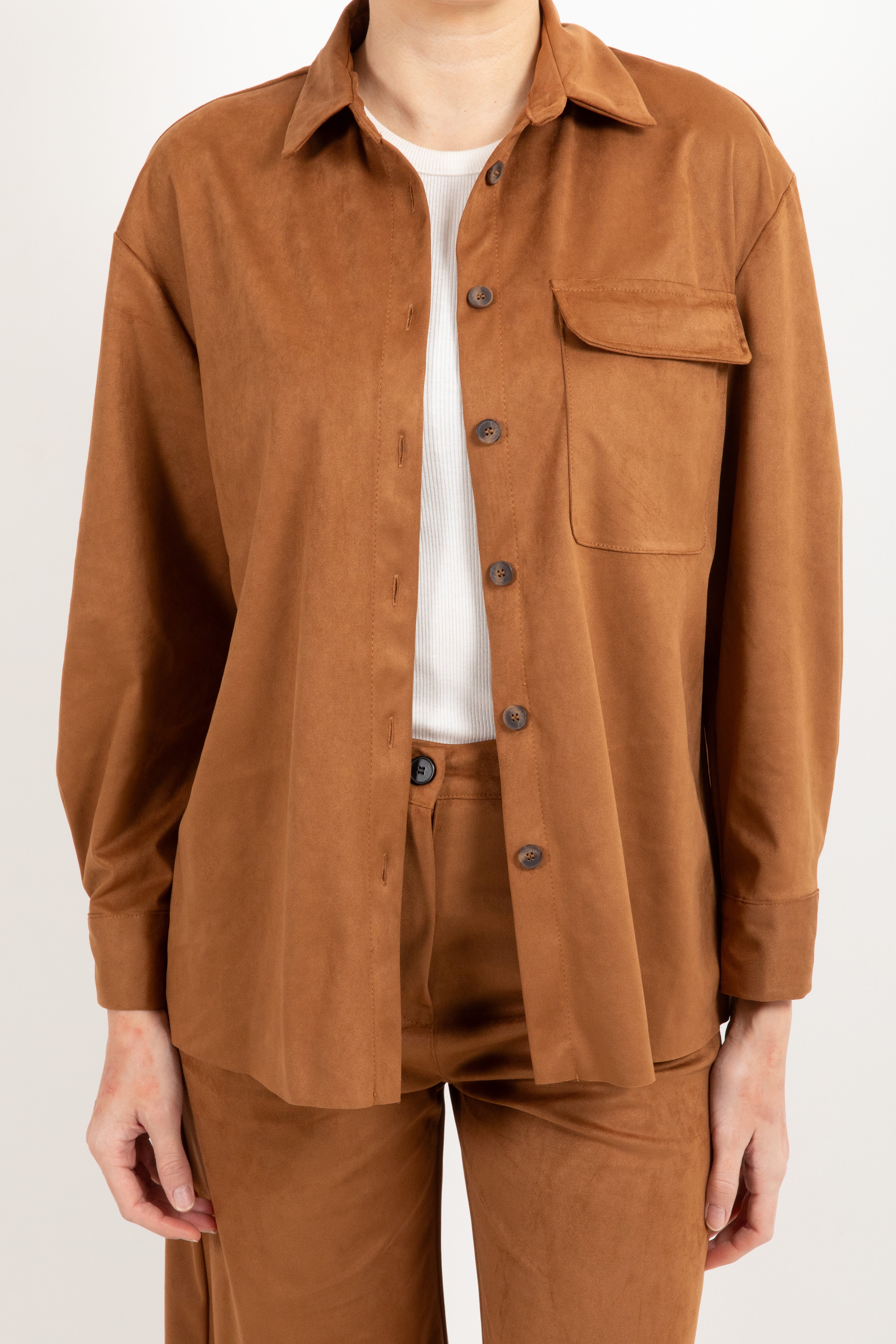 Giacca-camicia in eco-camoscio con tasca ViCOLO