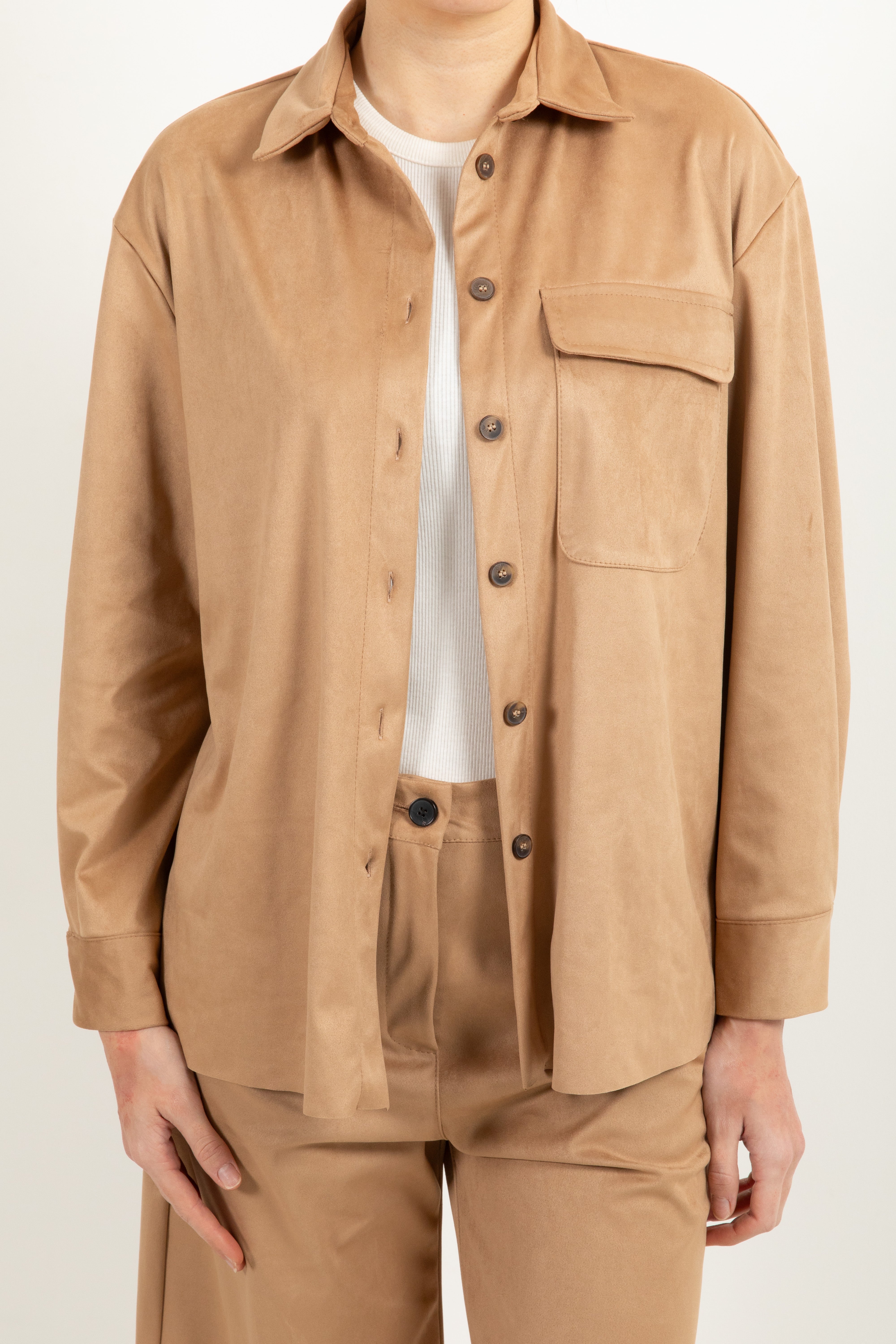 Giacca-camicia in eco-camoscio con tasca ViCOLO