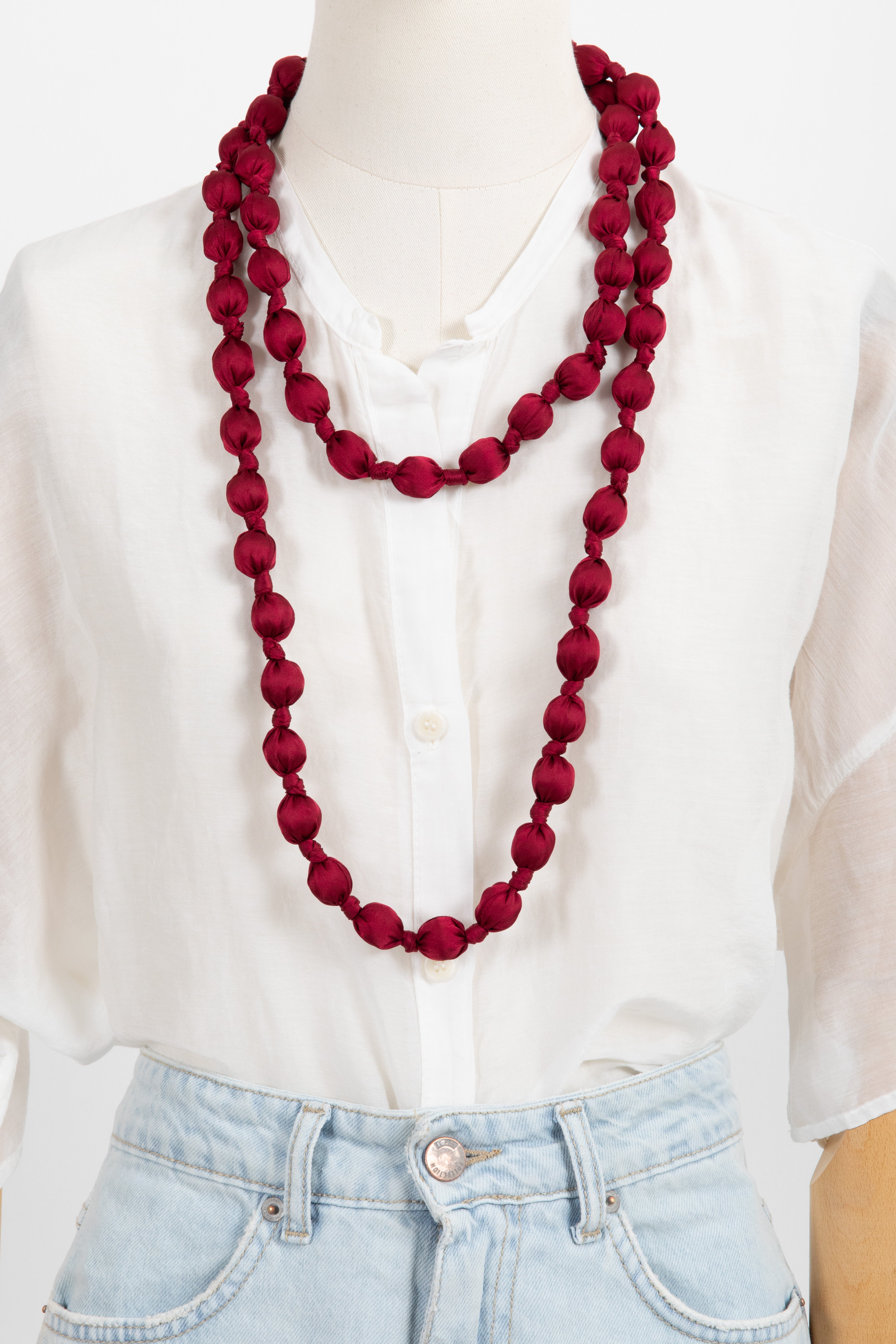 Collana con sfere in tessuto