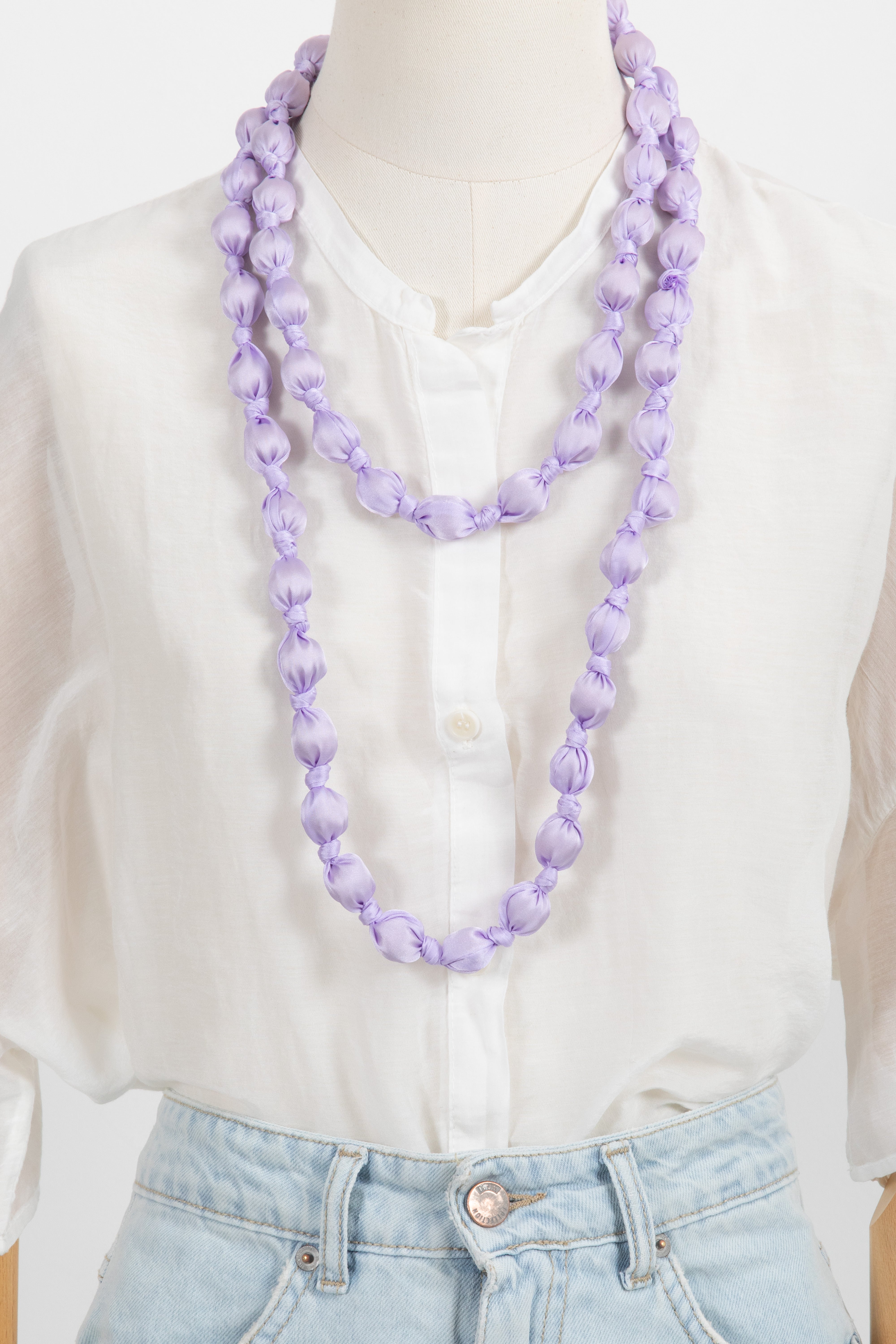 Collana con sfere in tessuto