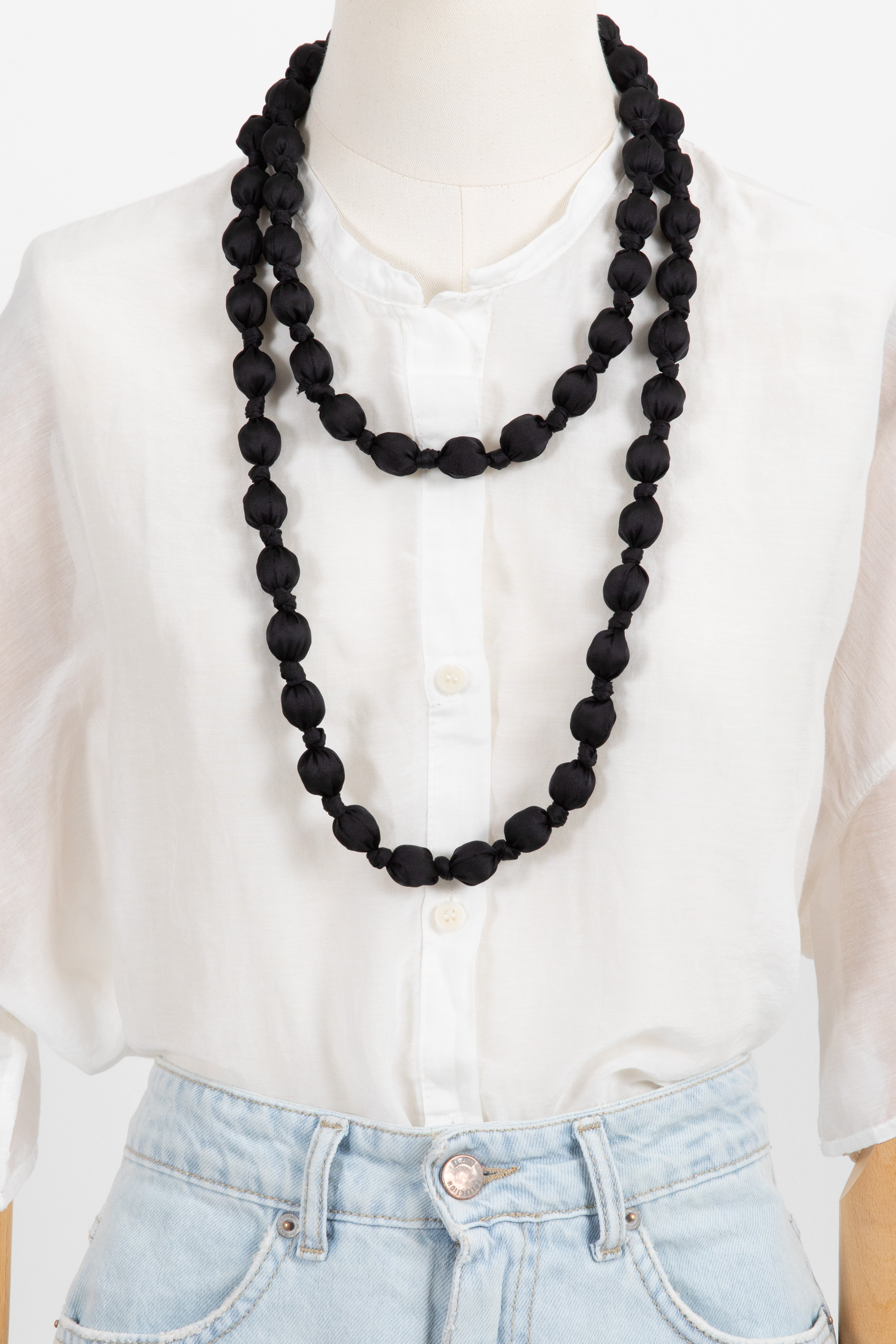 Collana con sfere in tessuto