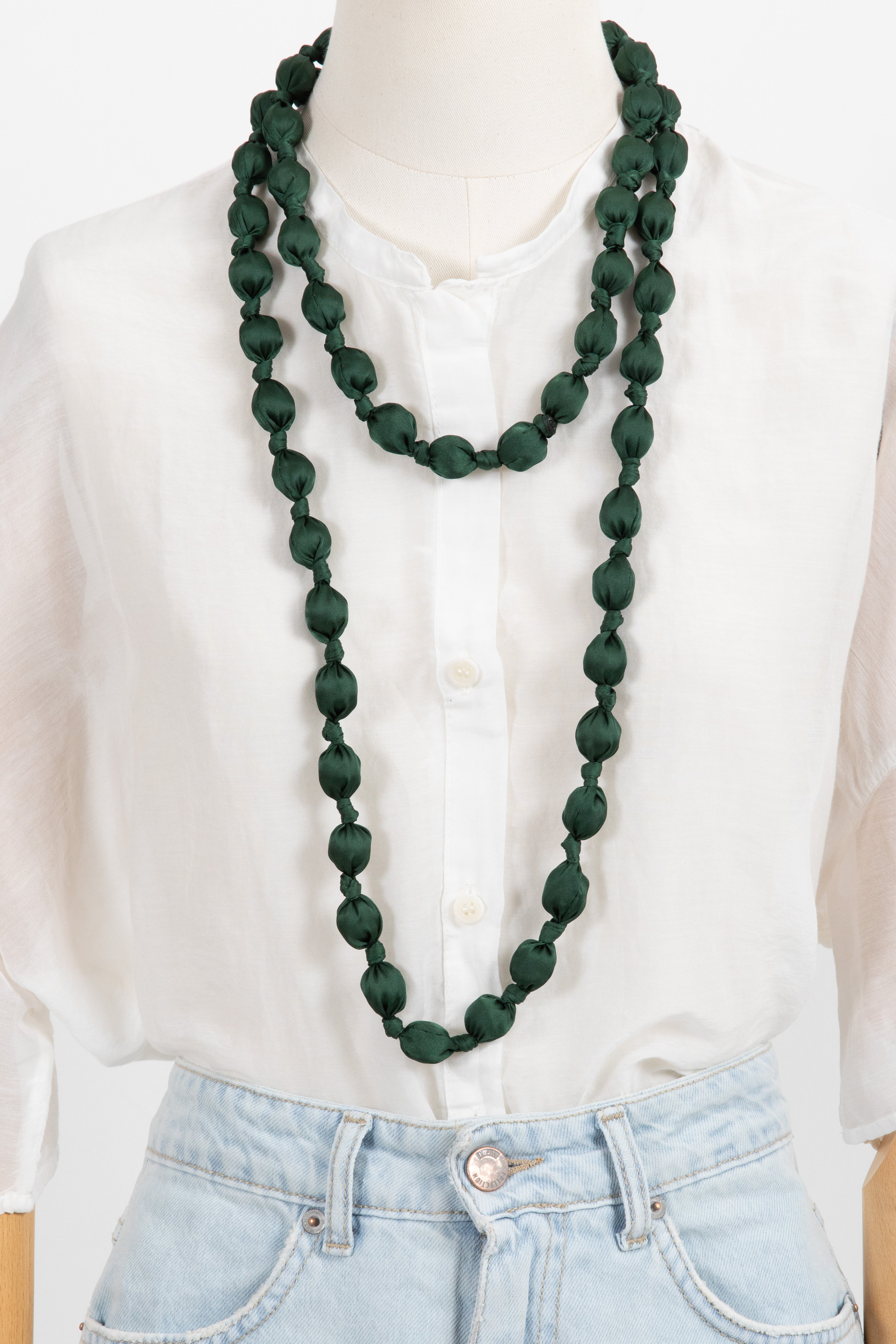 Collana con sfere in tessuto