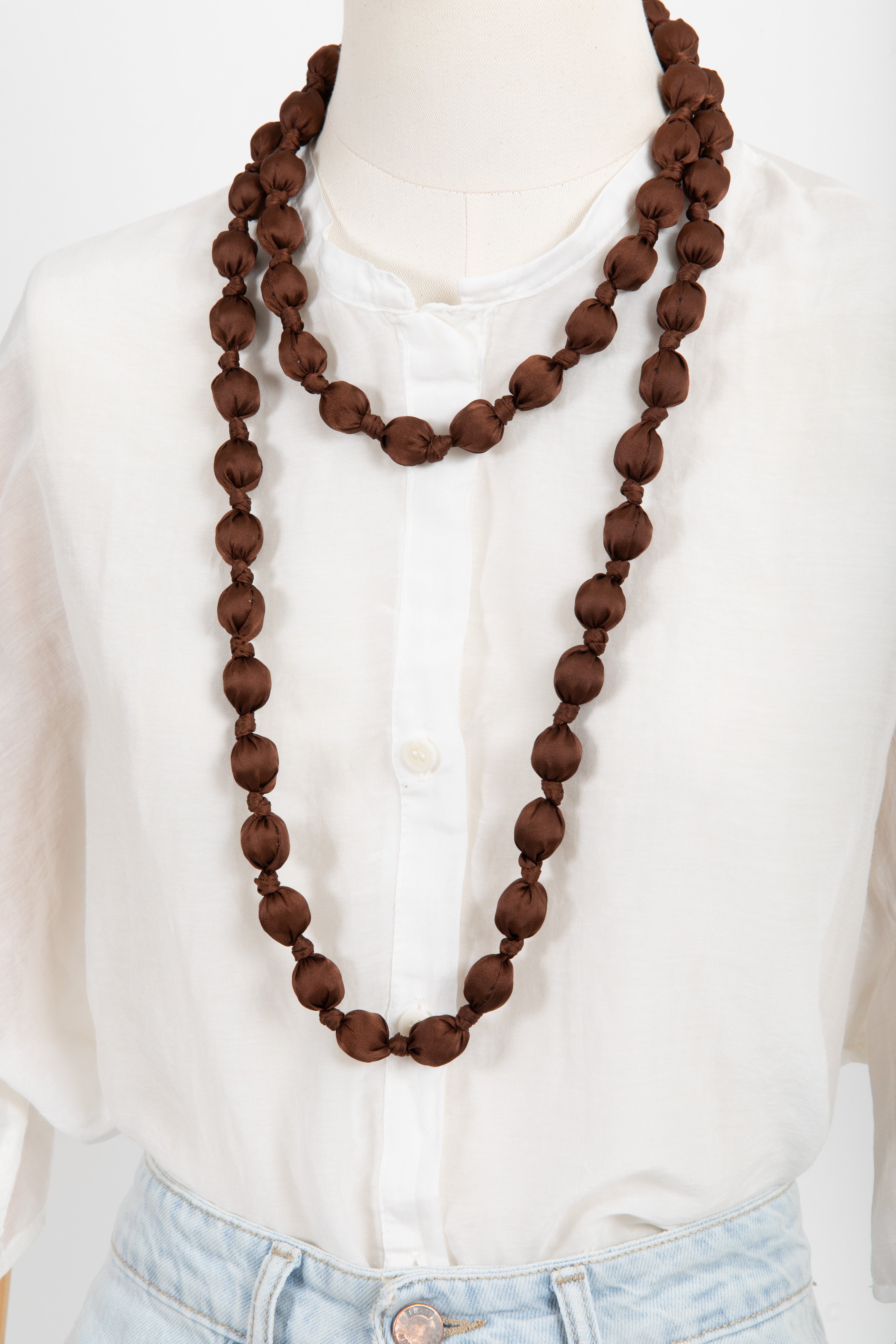 Collana con sfere in tessuto