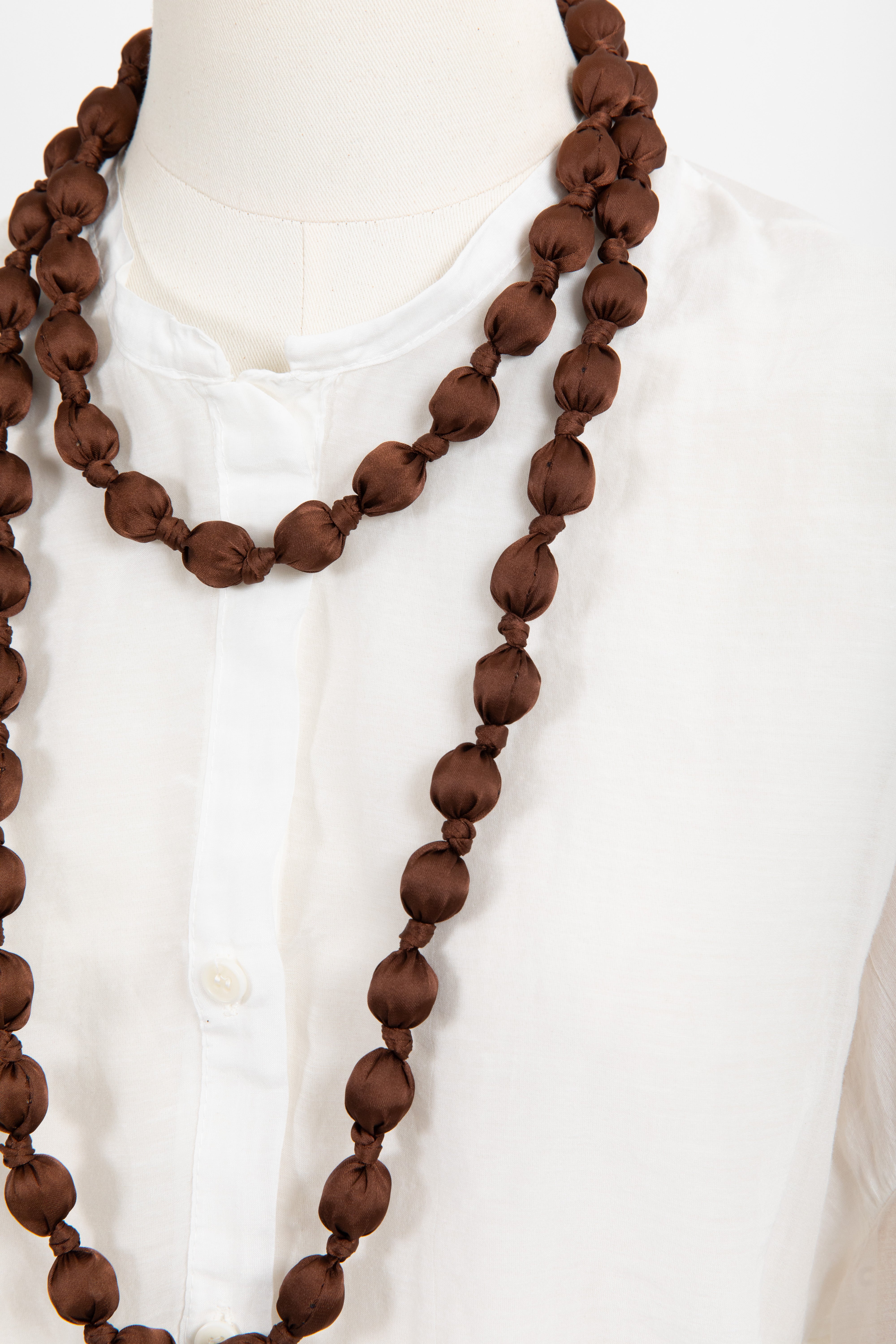 Collana con sfere in tessuto