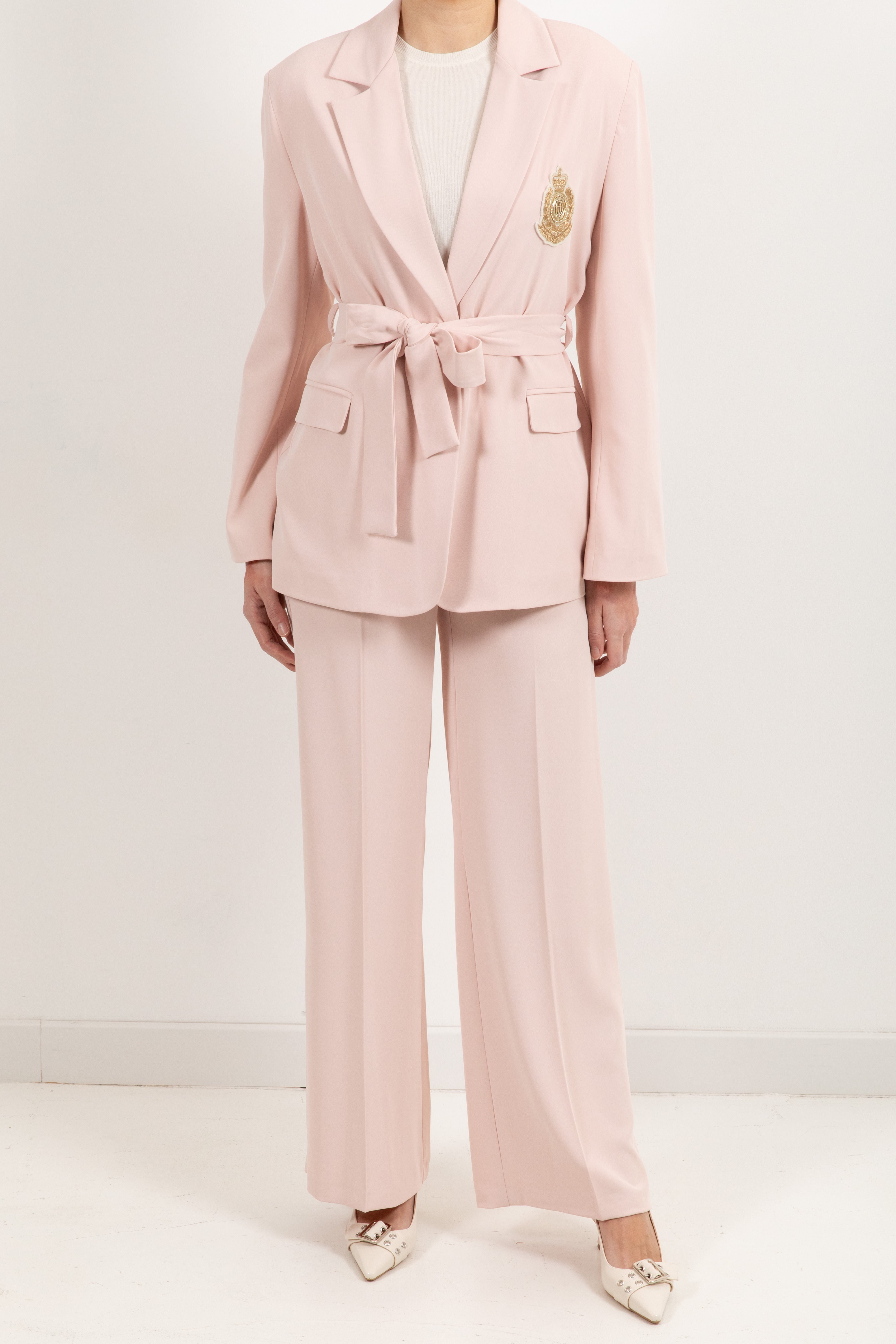 Tailleur tessuto fluido giacca con patch e fusciacca e pantalone gamba dritta Tensione IN