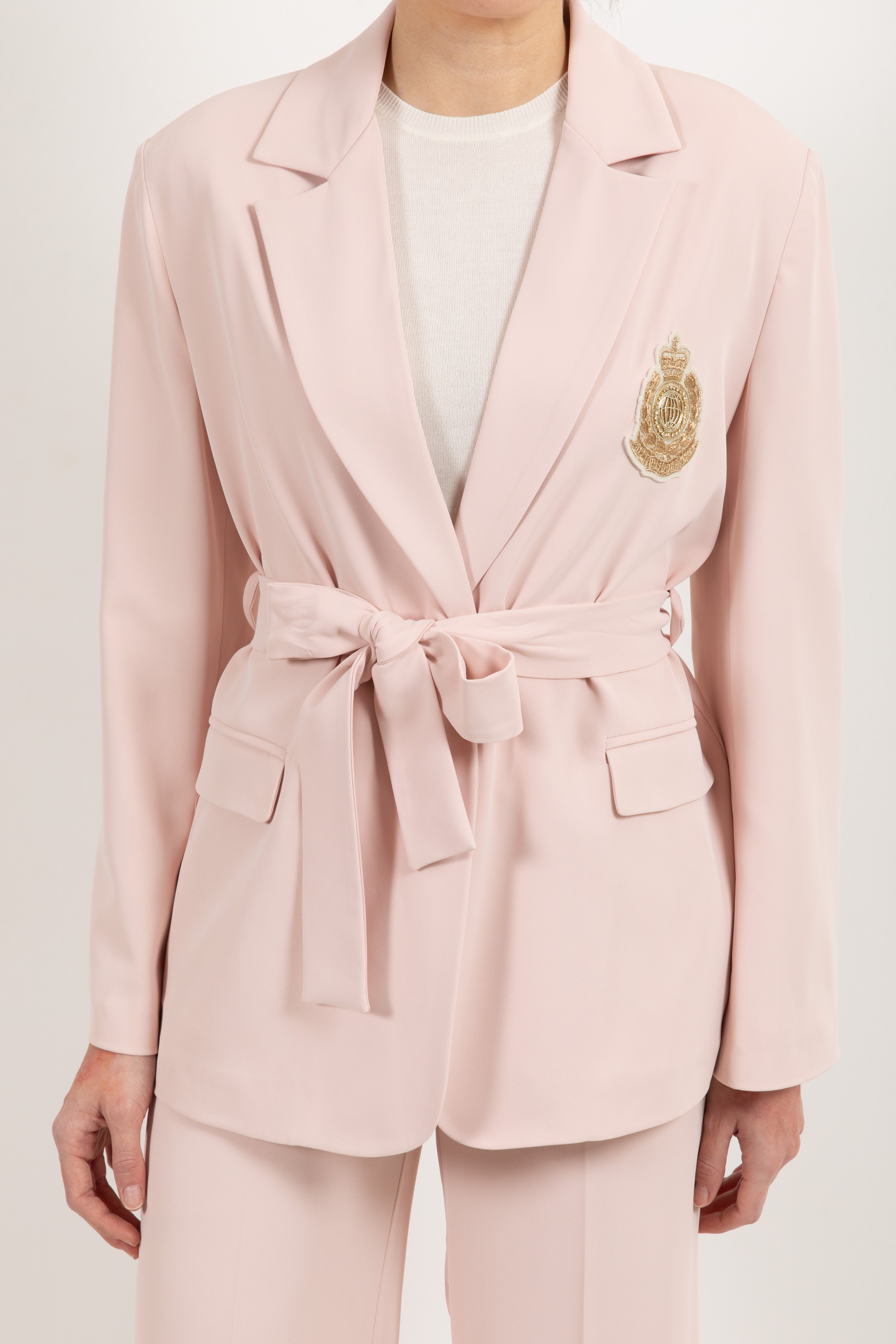 Tailleur tessuto fluido giacca con patch e fusciacca e pantalone gamba dritta Tensione IN