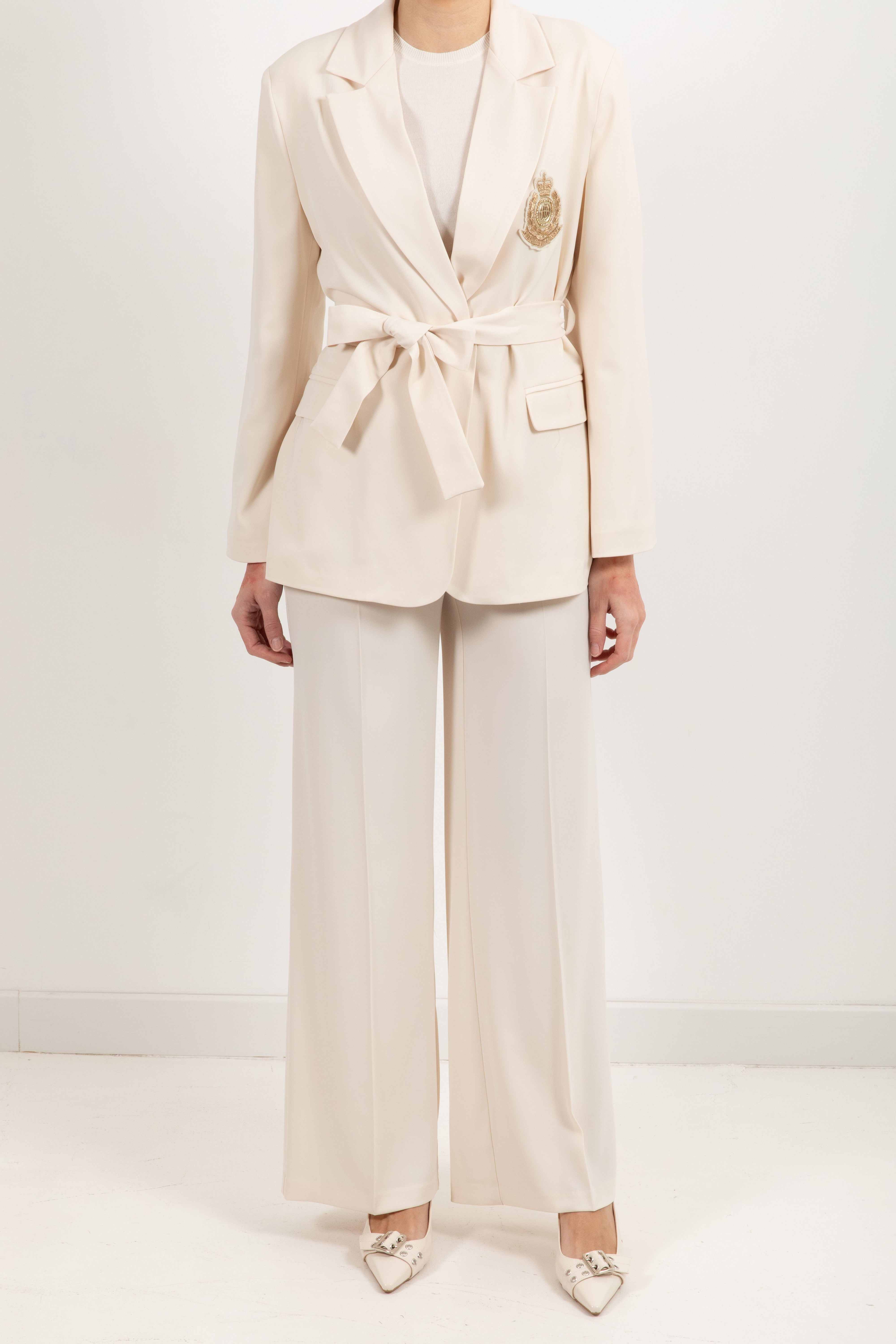 Tailleur tessuto fluido giacca con patch e fusciacca e pantalone gamba dritta Tensione IN
