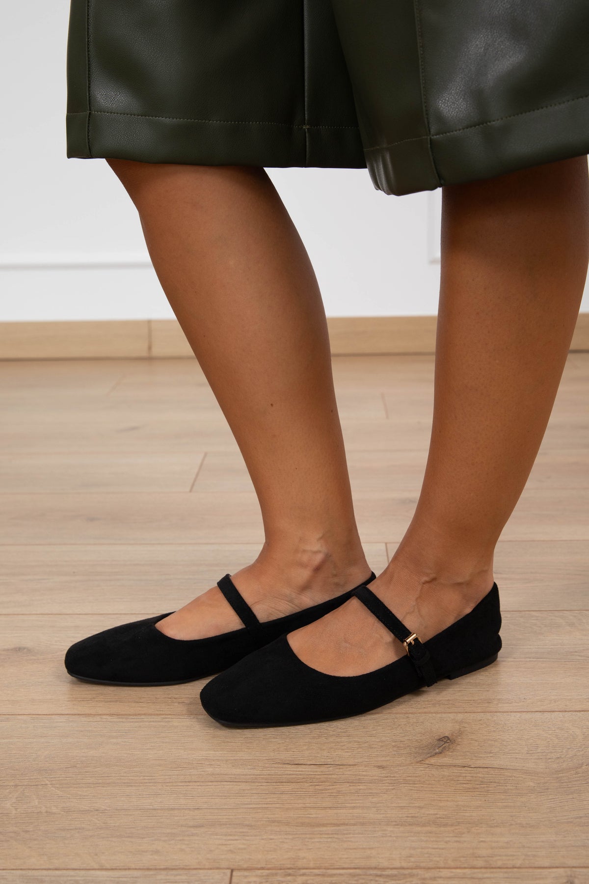 Ballerina con cinturino in eco-camoscio variante nero Susy Mix