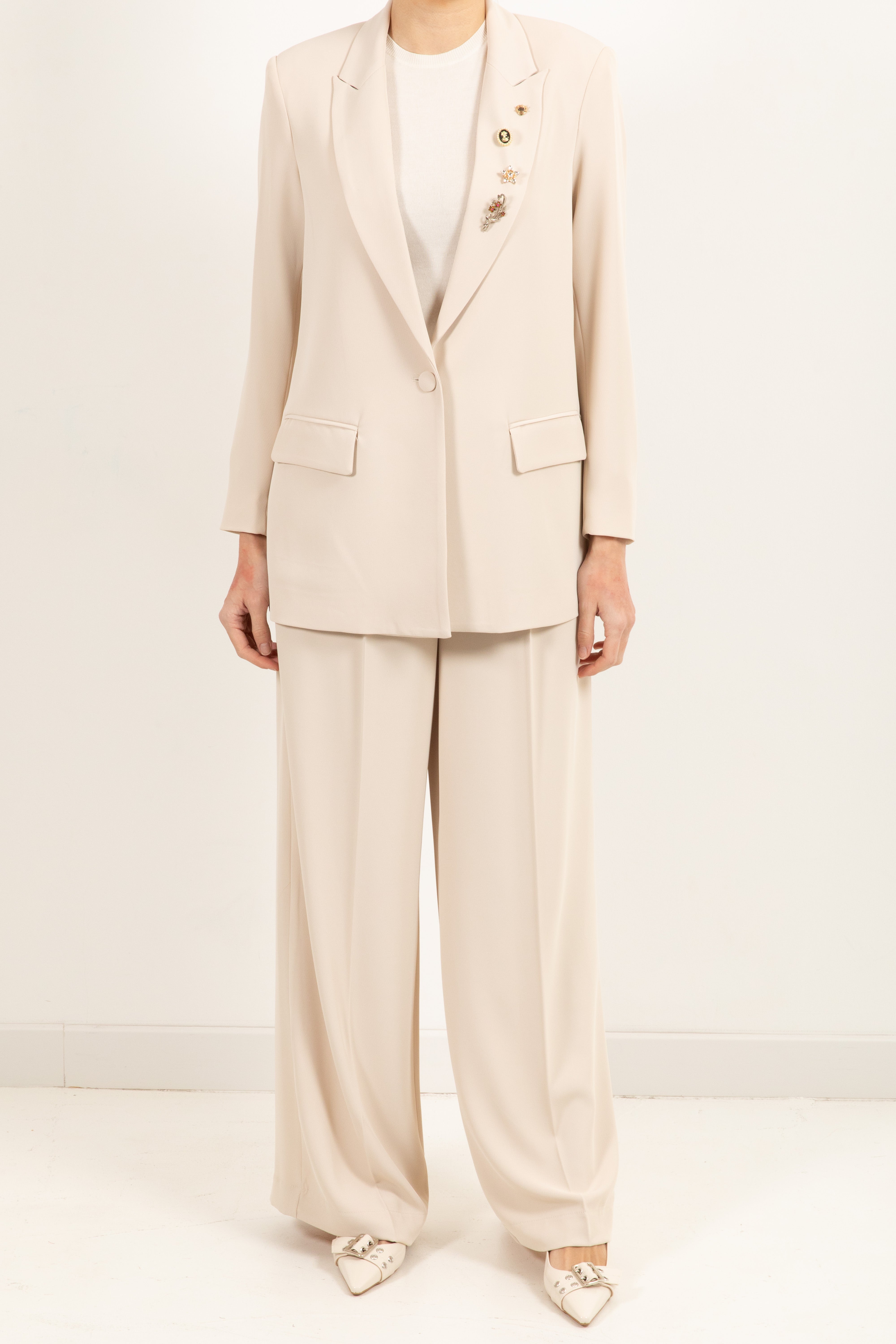 Tailleur tessuto fluido giacca con spille e pantalone con pinces Dixie