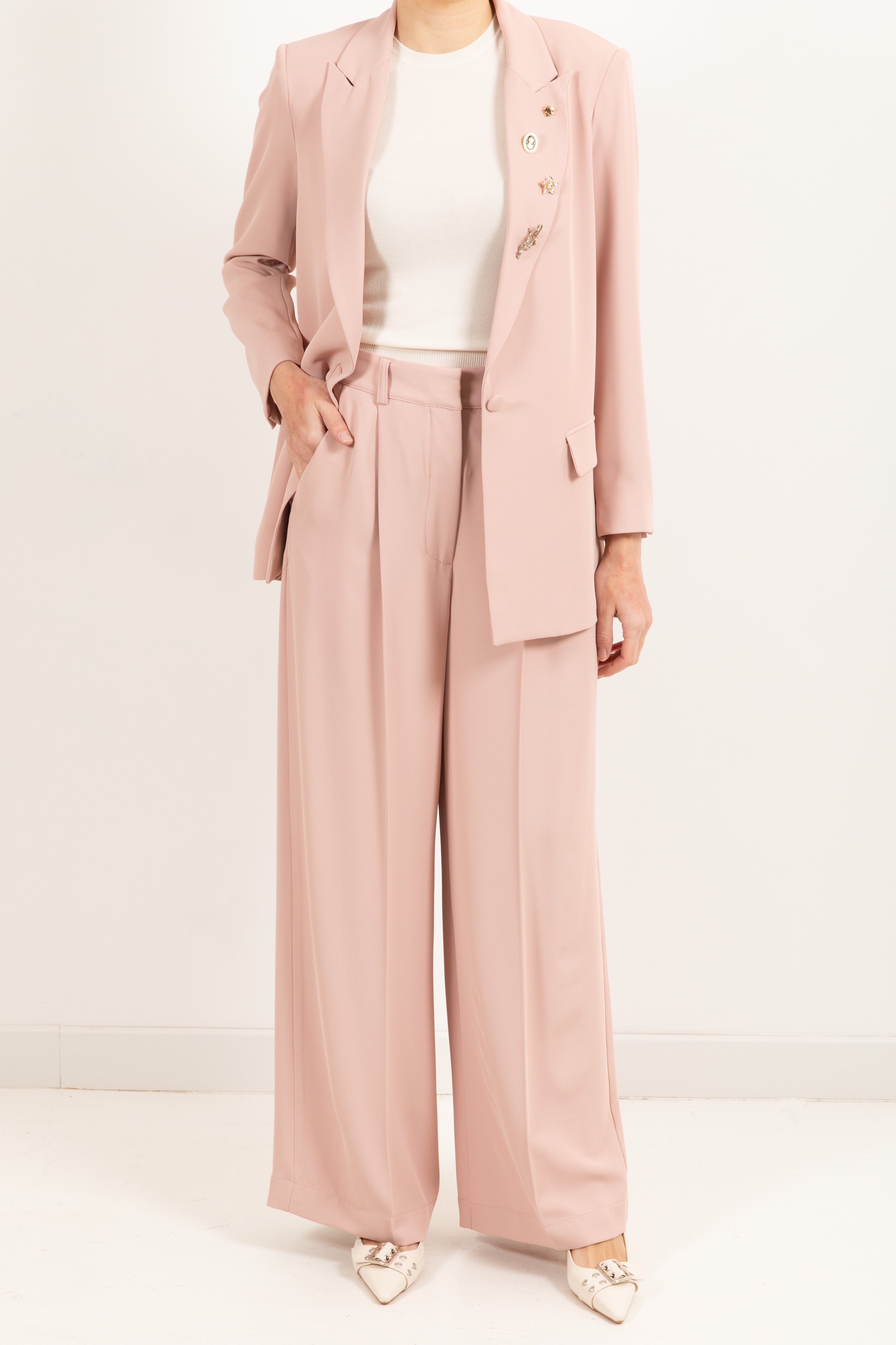 Tailleur tessuto fluido giacca con spille e pantalone con pinces Dixie