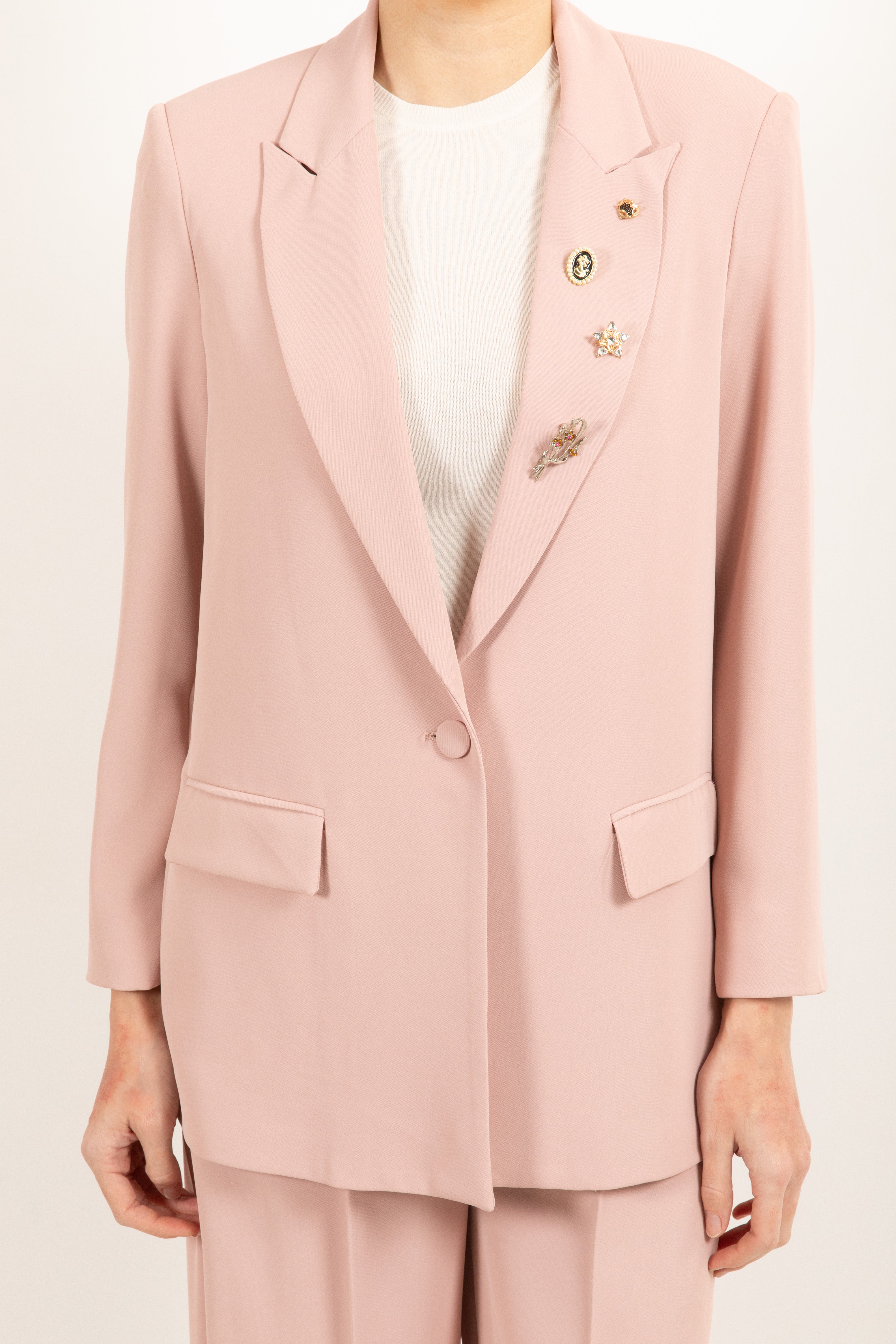 Tailleur tessuto fluido giacca con spille e pantalone con pinces Dixie
