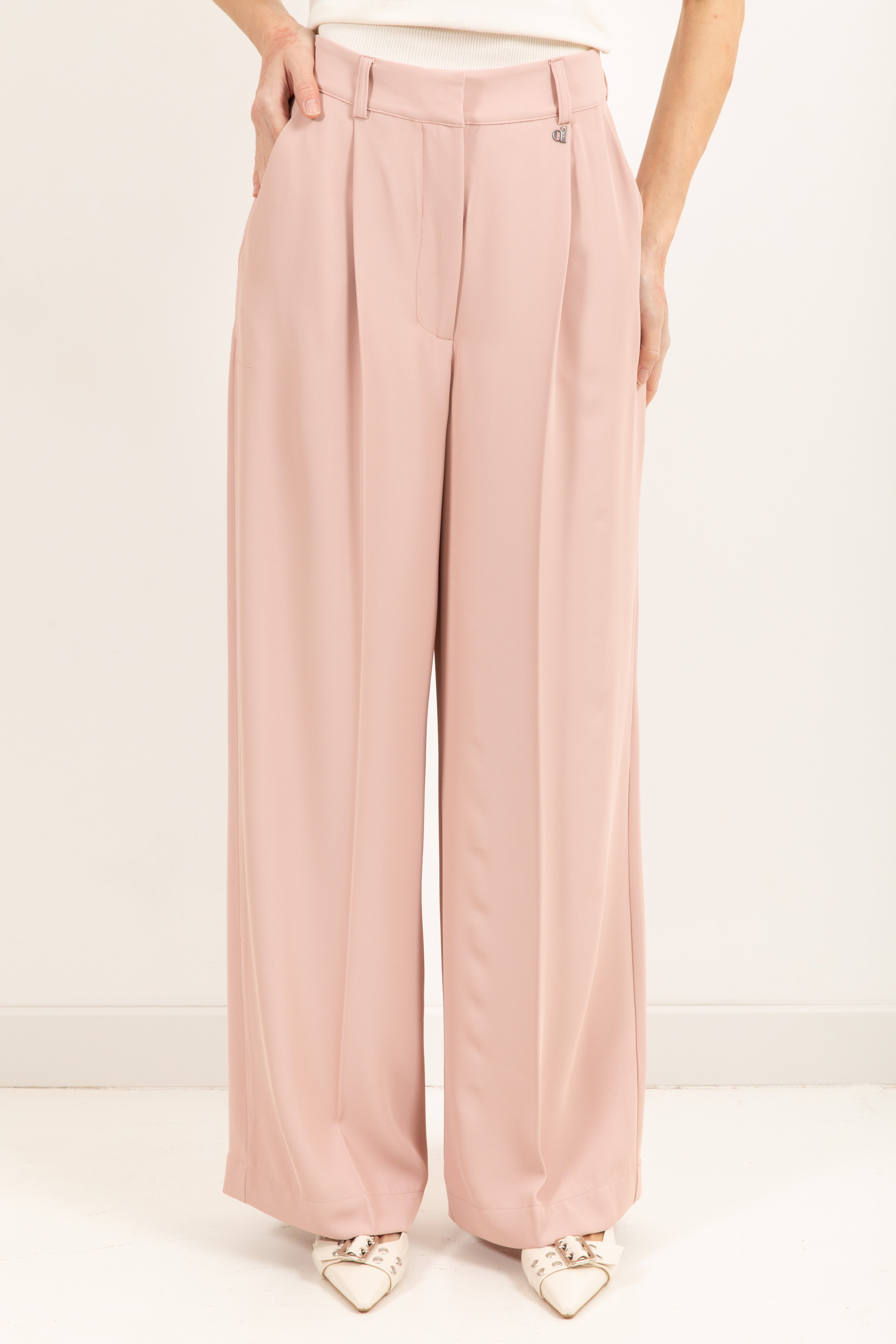 Tailleur tessuto fluido giacca con spille e pantalone con pinces Dixie