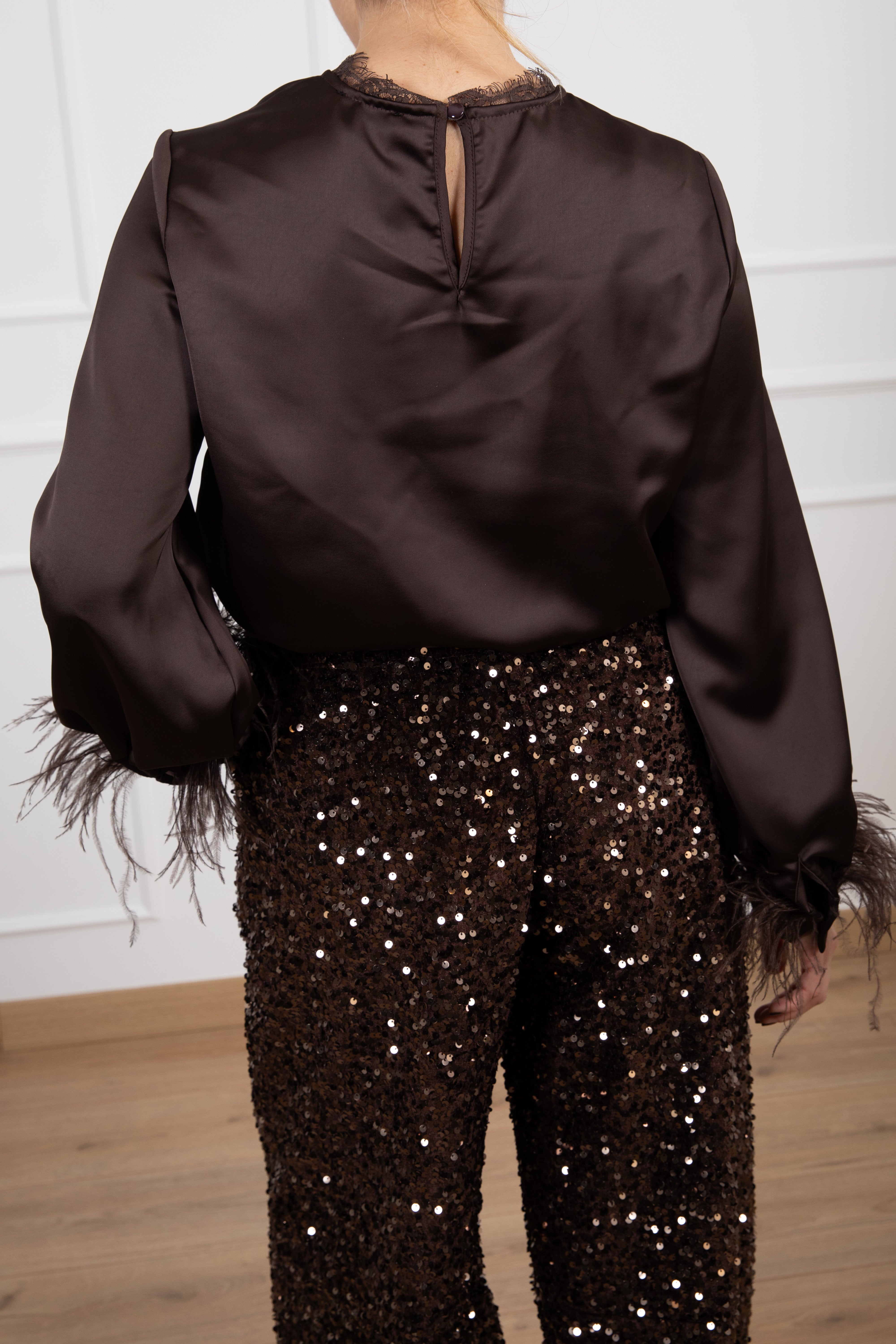 Blusa girocollo con piume Motel