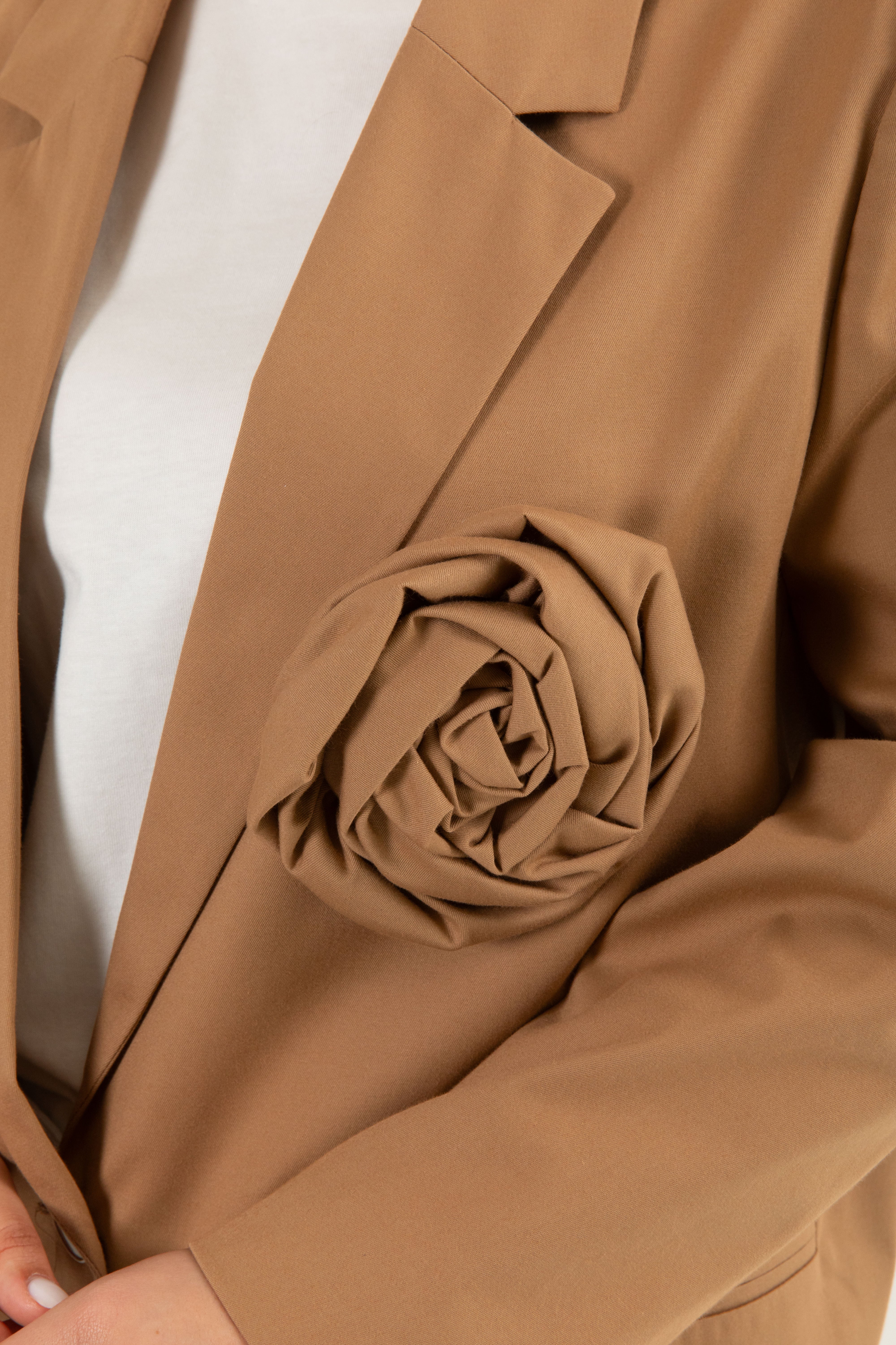 Blazer over-size in cotone con spilla ViCOLO