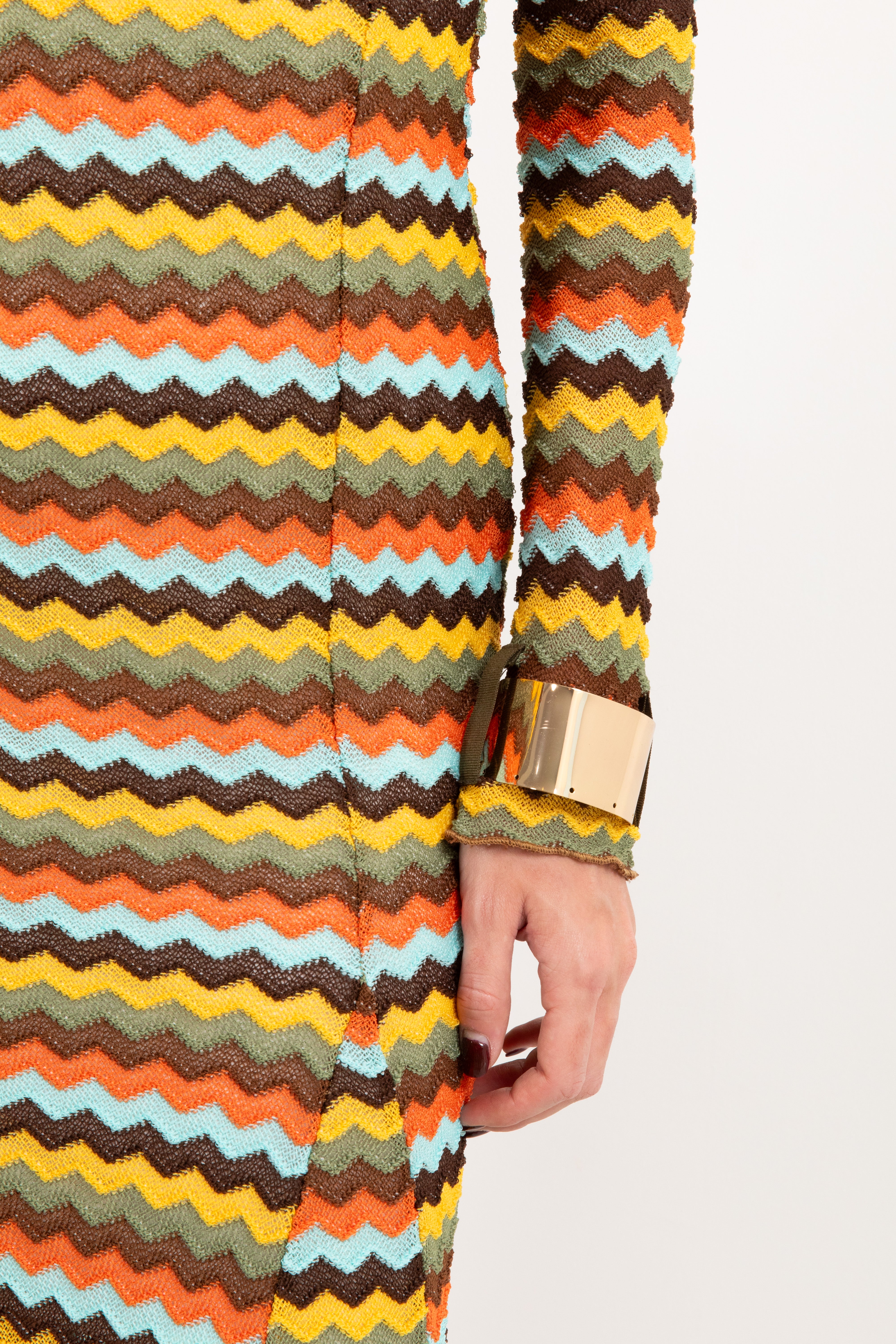 Abito lungo zig-zag multicolor con bracciali oro Tensione IN