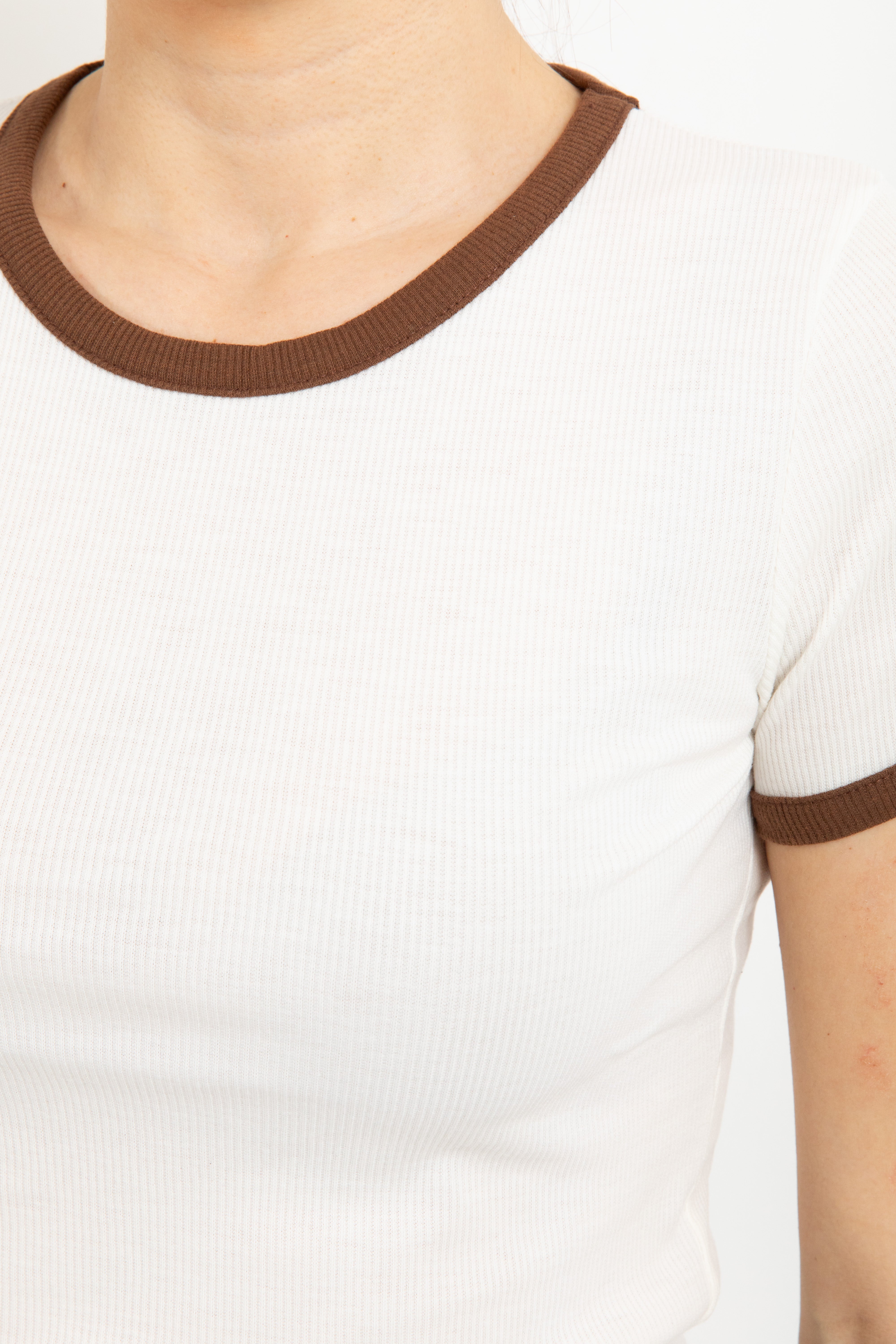 T-shirt a costine con collo a contrasto ViCOLO