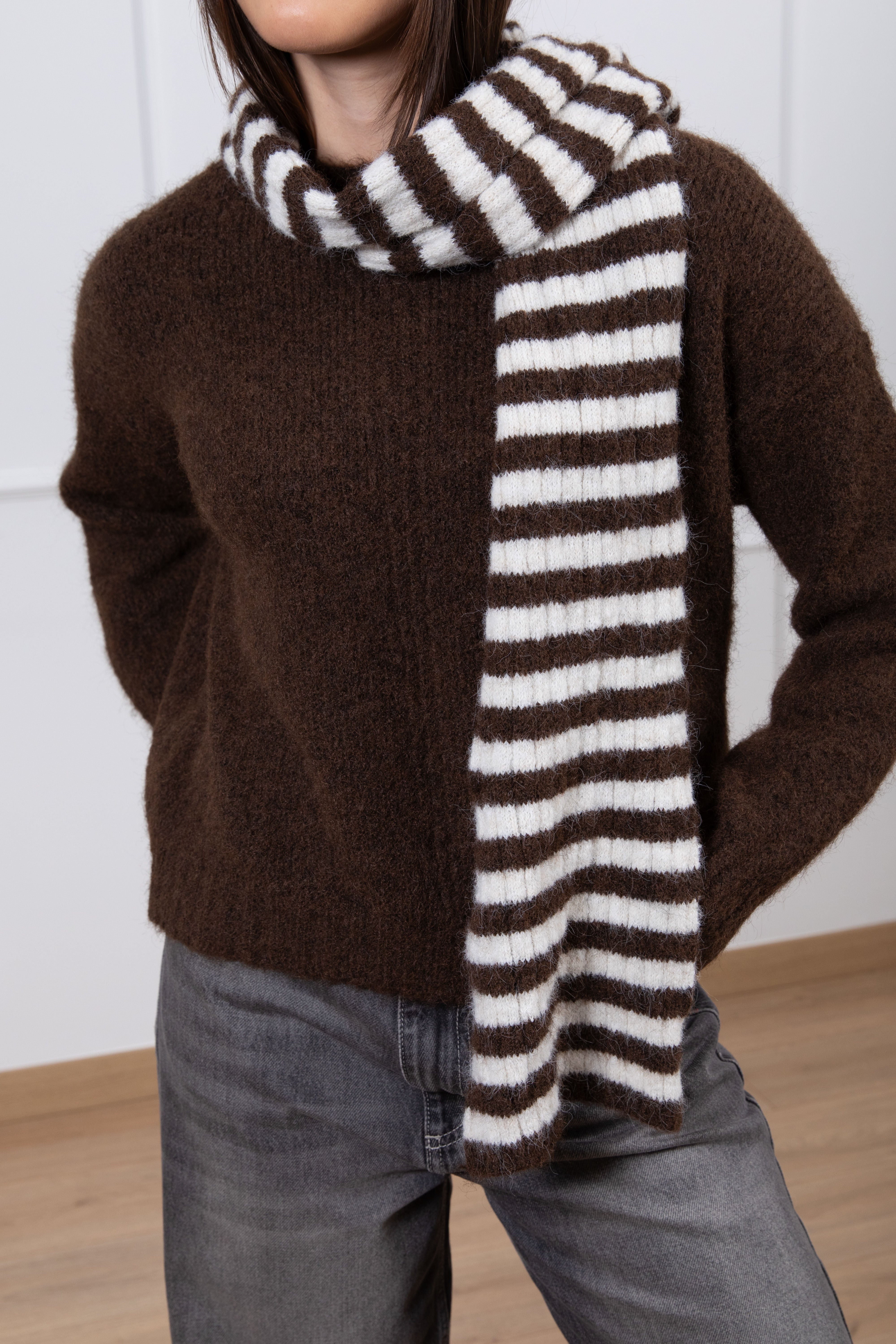 Pull girocollo con sciarpa a righe Tensione IN