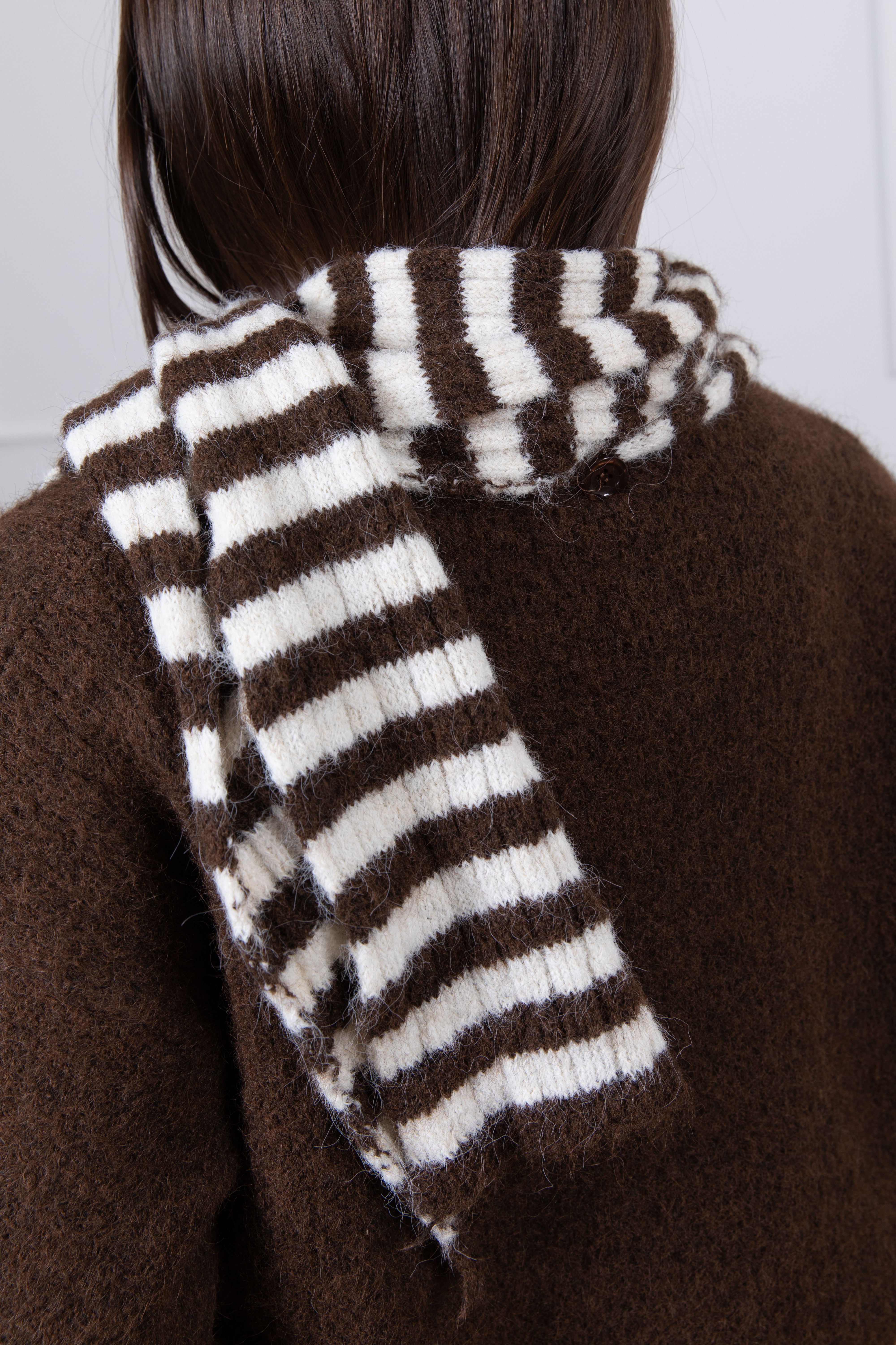 Pull girocollo con sciarpa a righe Tensione IN