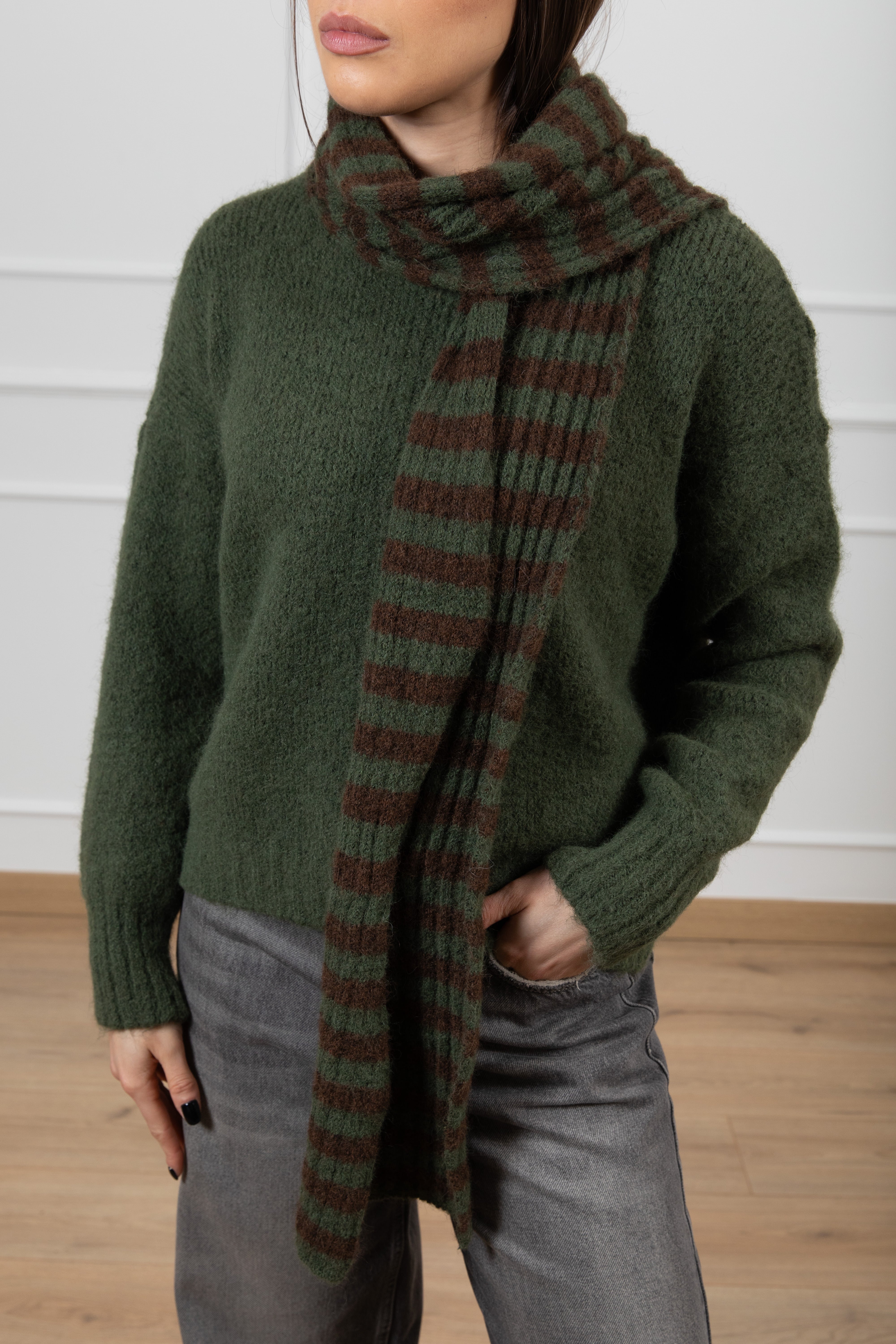 Pull girocollo con sciarpa a righe Tensione IN