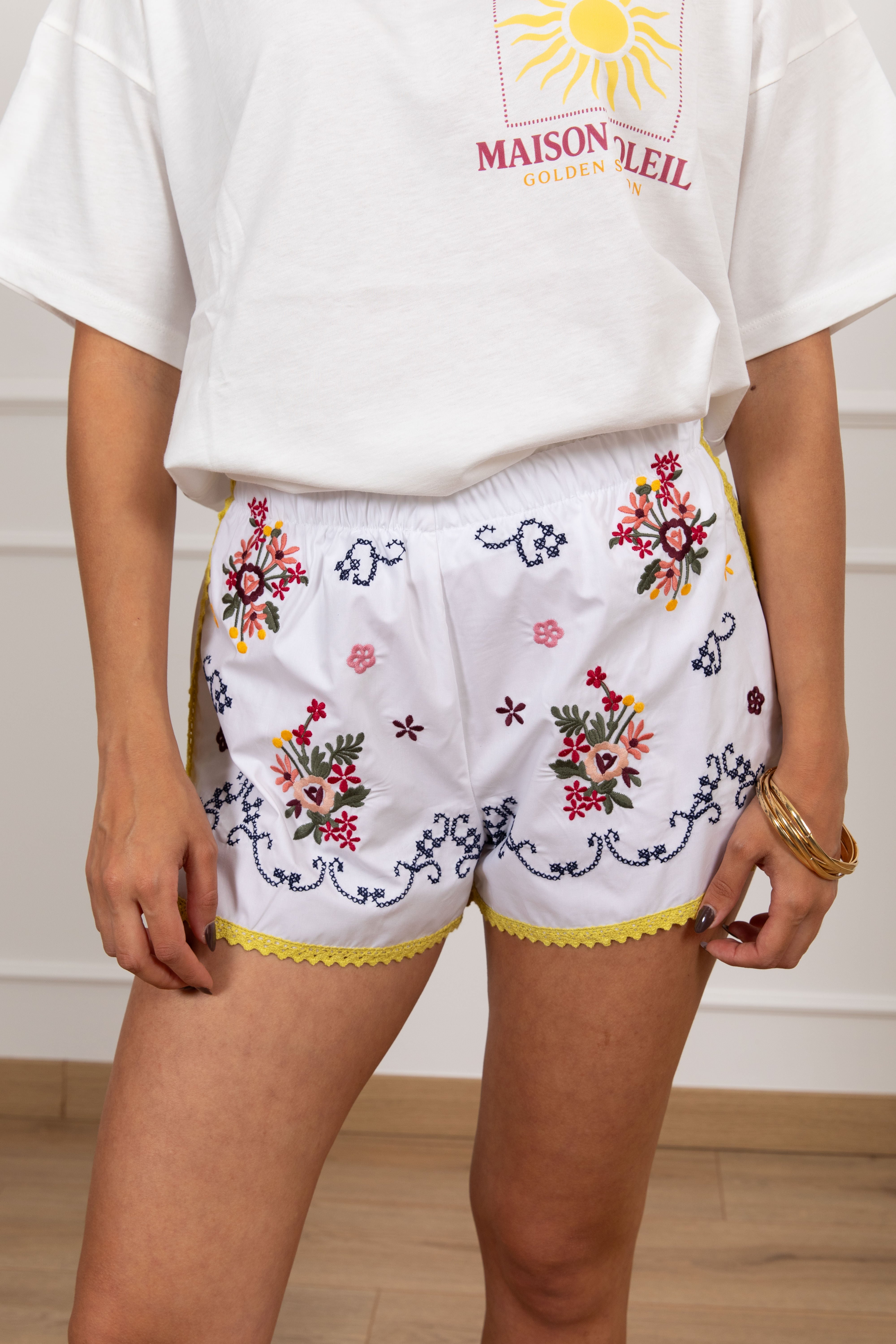 Shorts con fiori ricamati ViCOLO