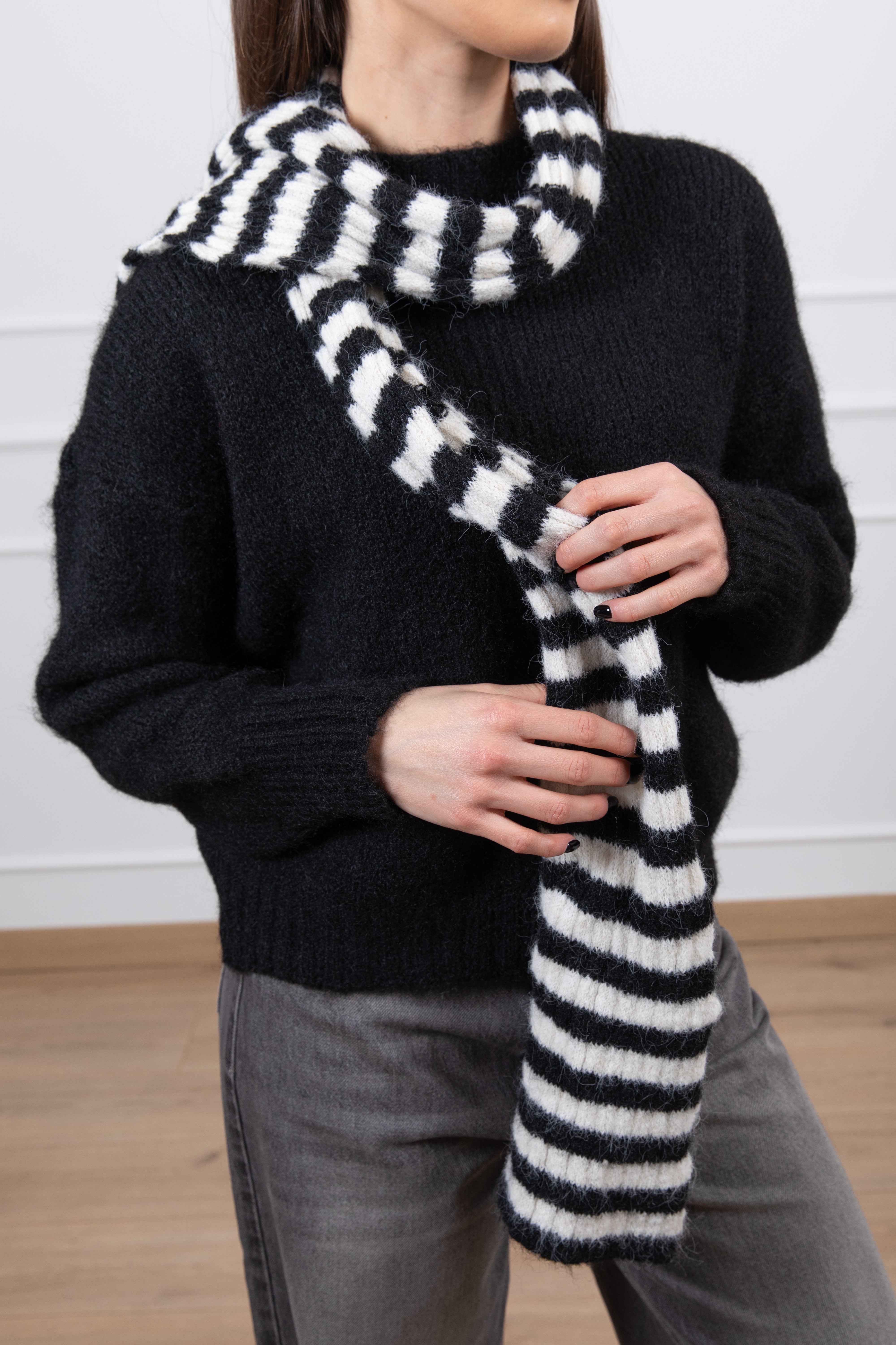 Pull girocollo con sciarpa a righe Tensione IN