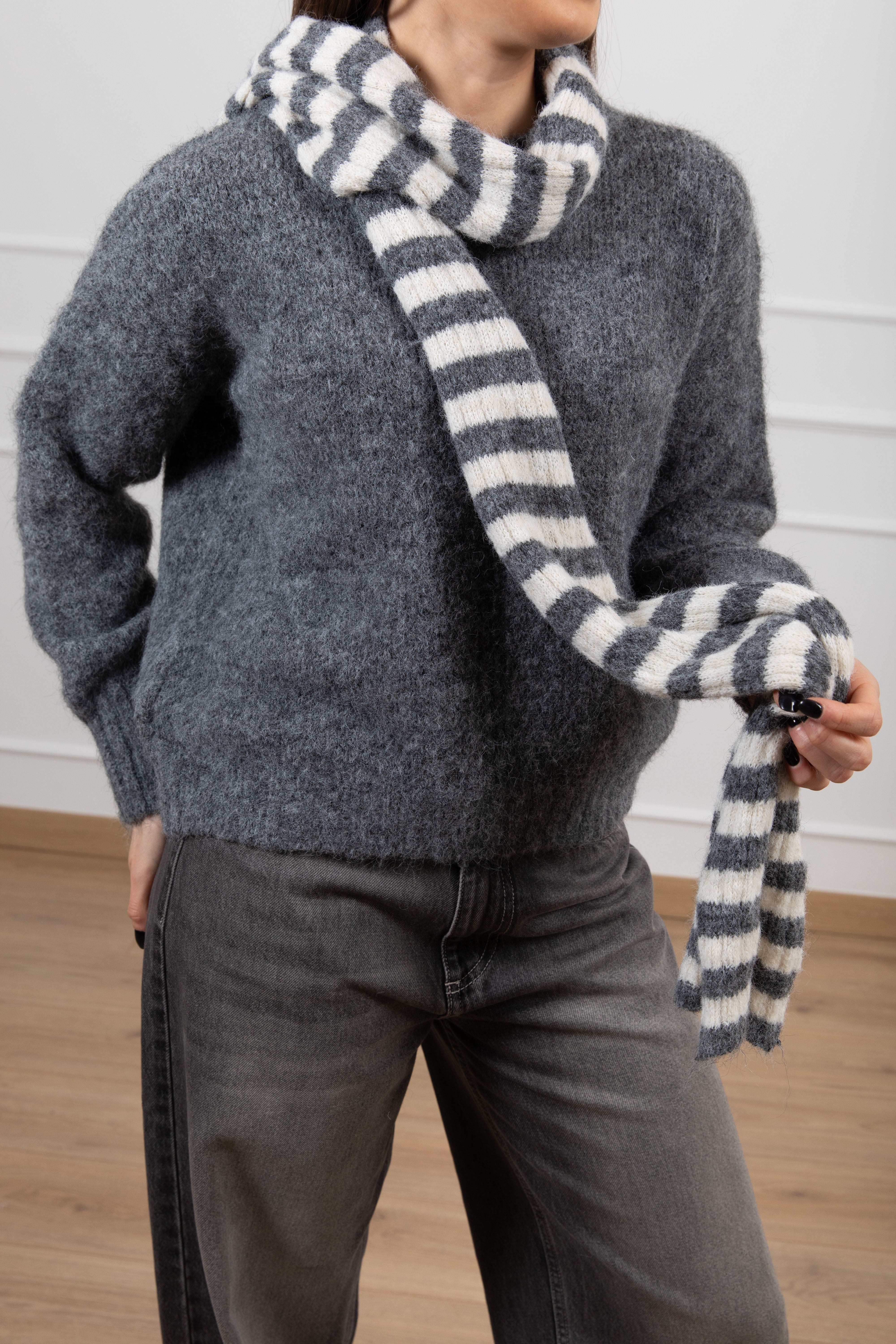 Pull girocollo con sciarpa a righe Tensione IN