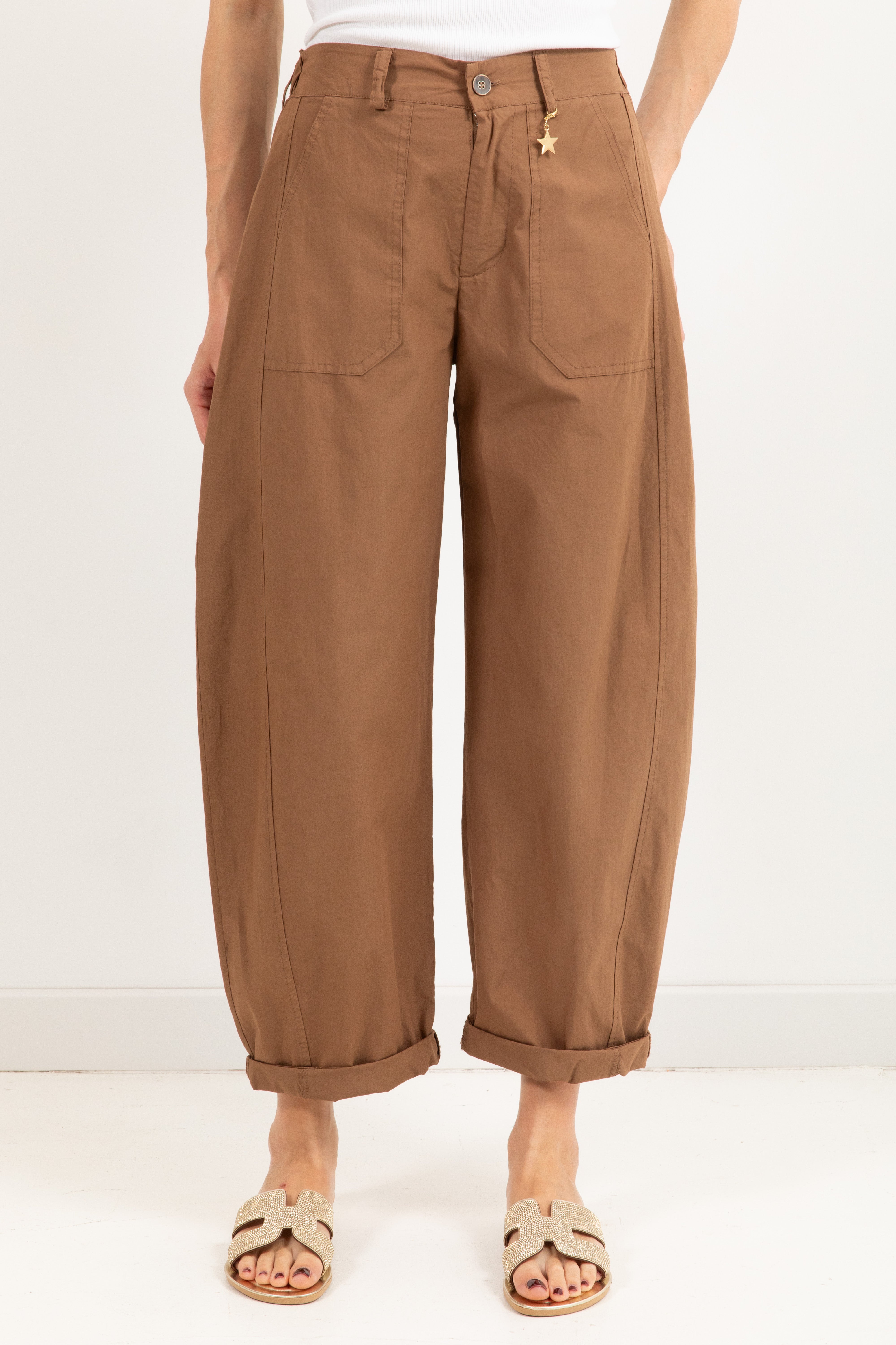 Pantalone carrot-fit in cotone leggero con charms stella Susy Mix