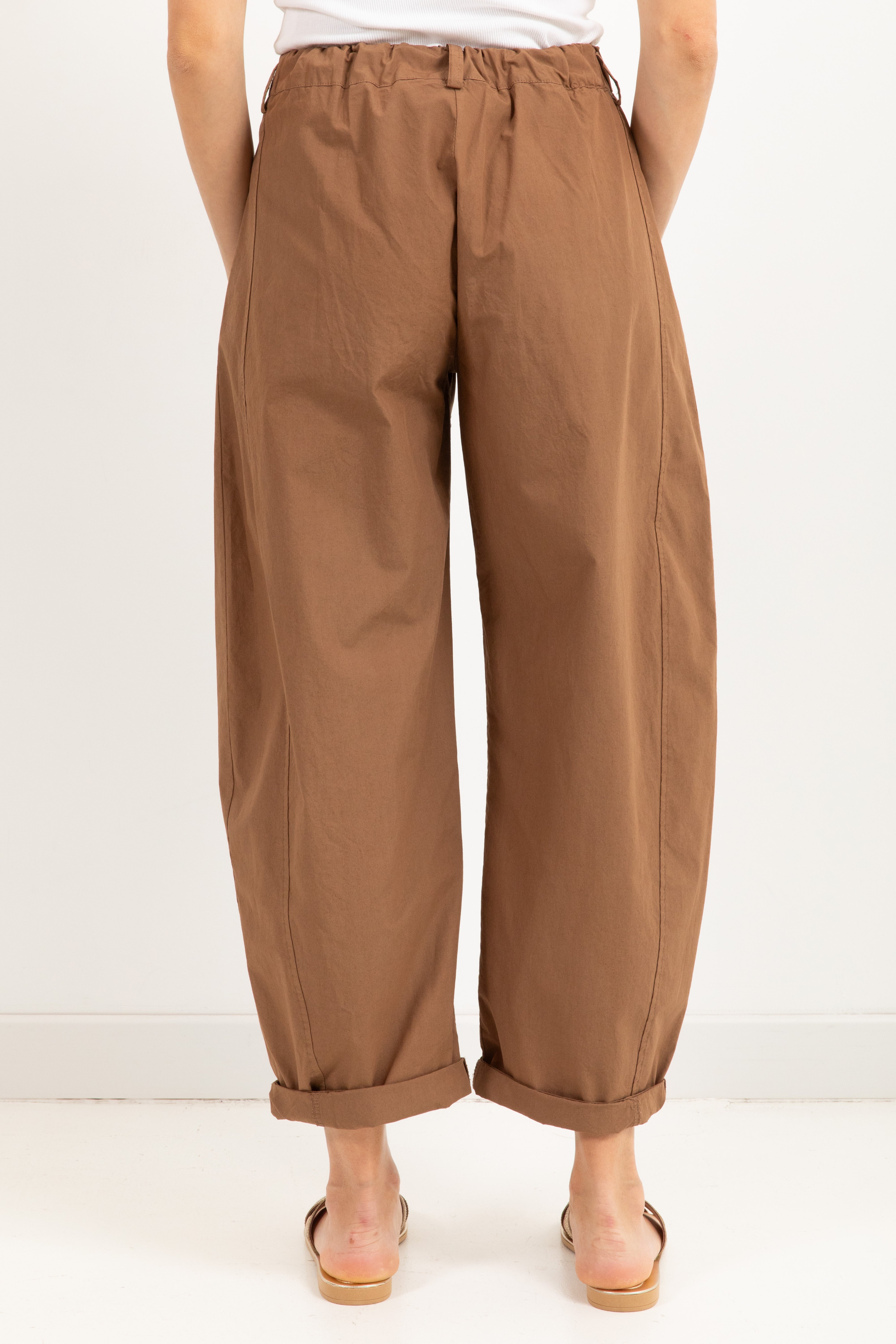Pantalone carrot-fit in cotone leggero con charms stella Susy Mix