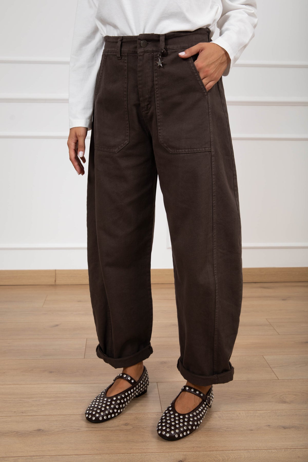 Jeans color egg-fit con elastico sul retro variante moro Susy Mix