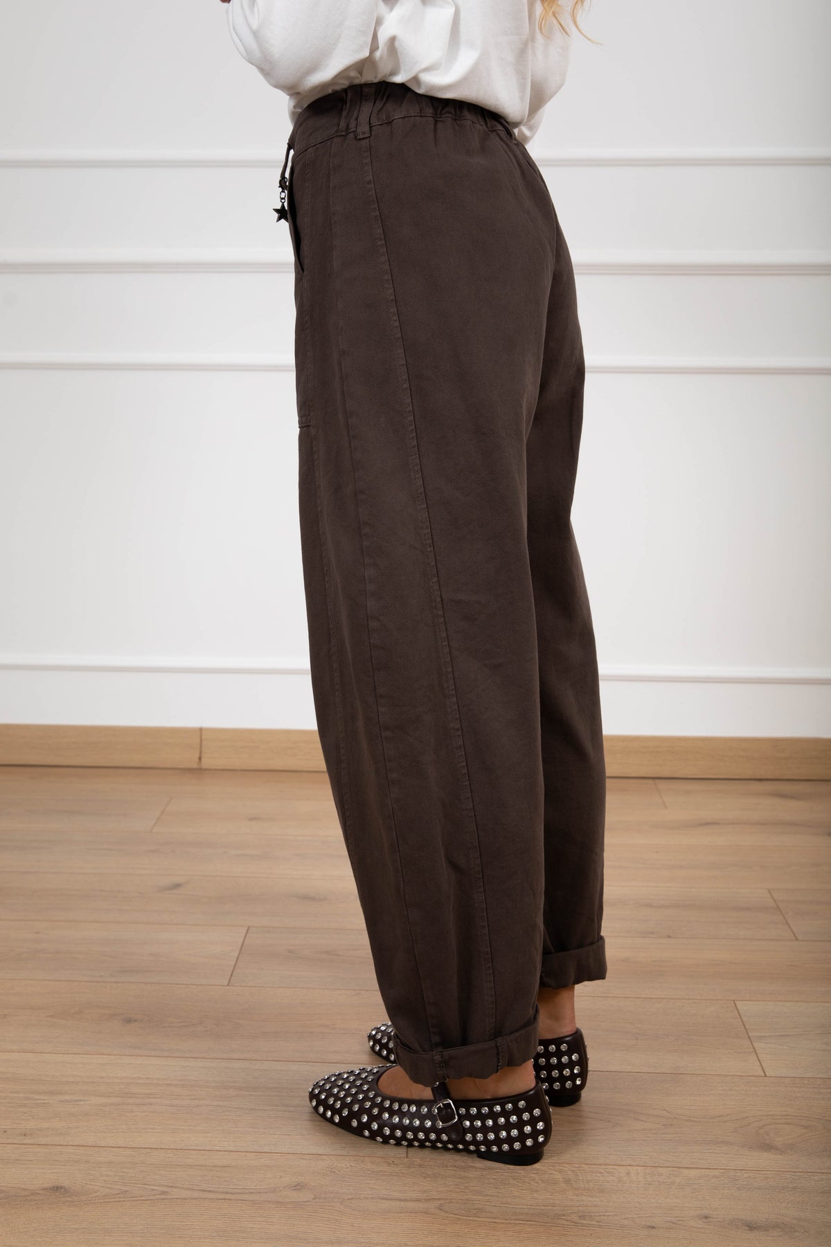 Jeans color egg-fit con elastico sul retro variante moro Susy Mix