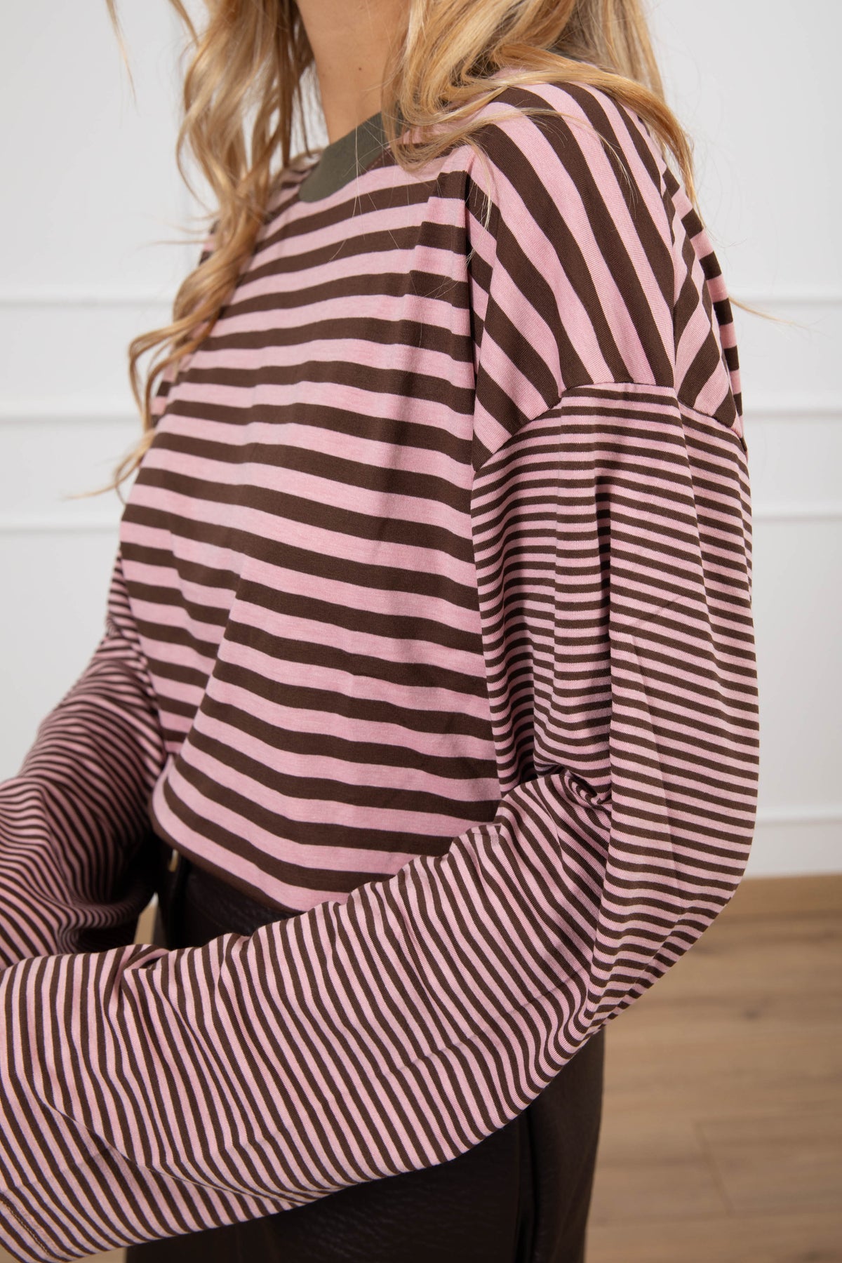 T-shirt manica svasata a righe con collo a contrasto Haveone